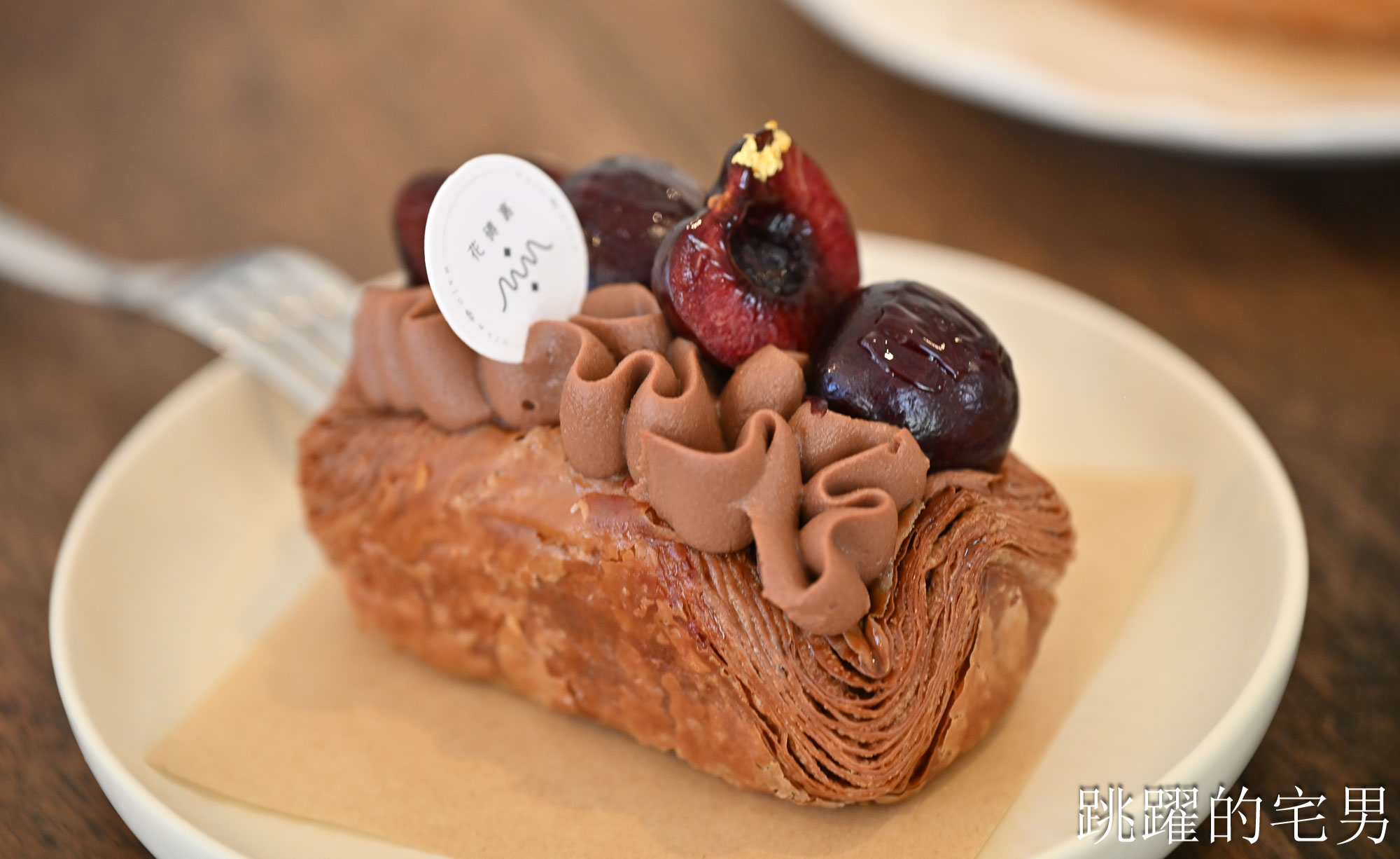 [宜蘭羅東甜點店推薦] 花磚裏｜找到了可頌羅東店-老宅咖啡廳內用空間絕佳，紅土蛋黃酥太厲害了，明太子法國麵包、煙囪捲、千層蛋塔每款都想吃!羅東咖啡廳推薦