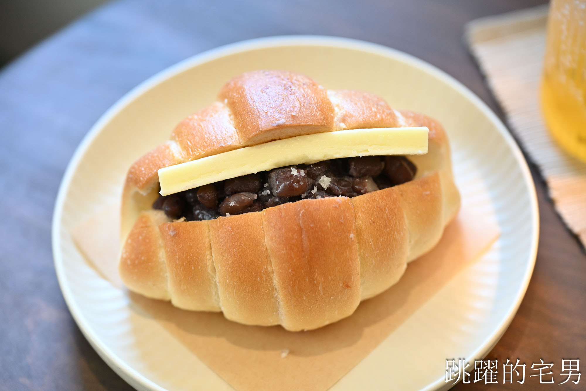 [宜蘭羅東甜點店推薦] 花磚裏｜找到了可頌羅東店-老宅咖啡廳內用空間絕佳，紅土蛋黃酥太厲害了，明太子法國麵包、煙囪捲、千層蛋塔每款都想吃!羅東咖啡廳推薦