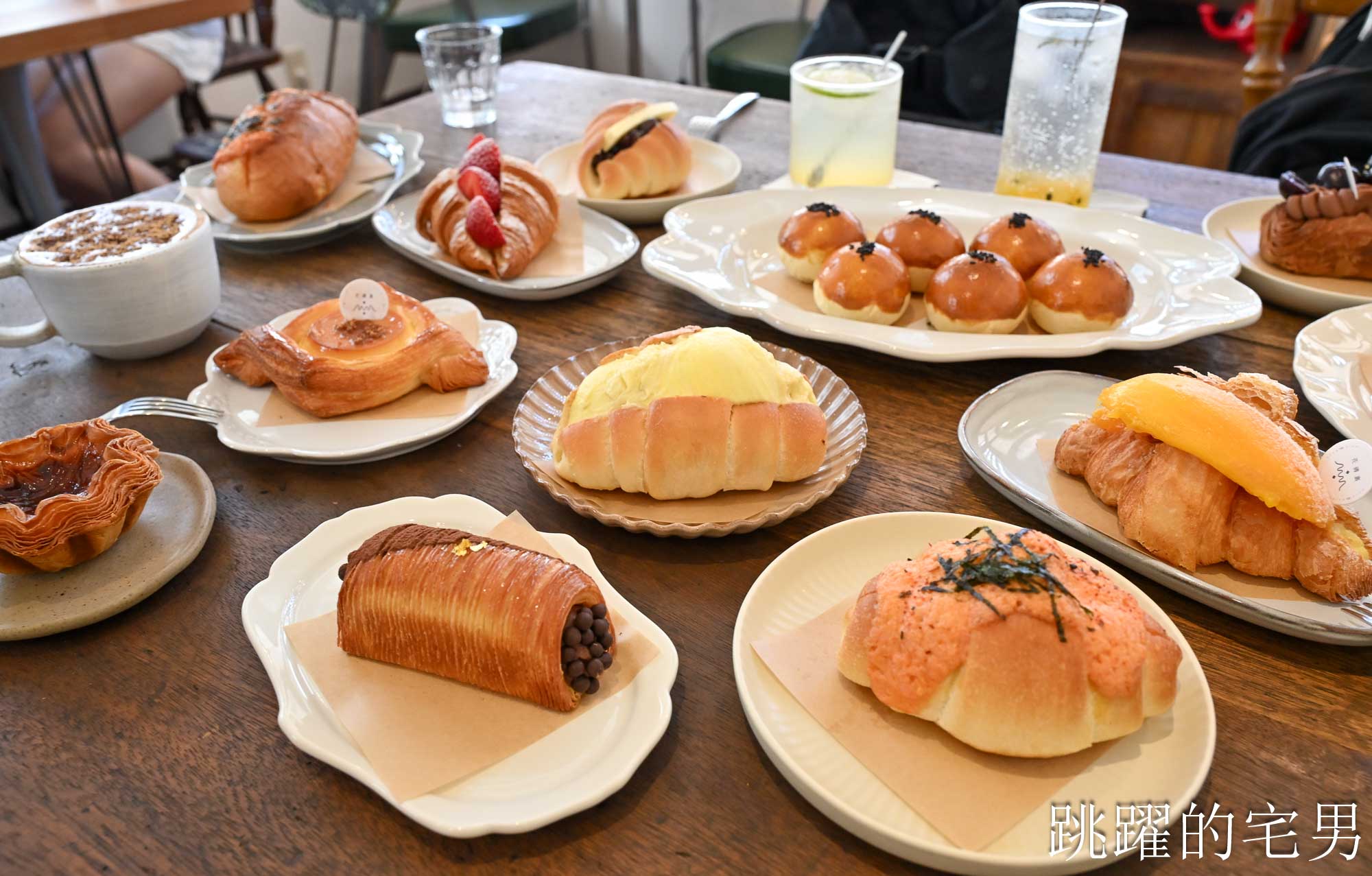 [宜蘭羅東甜點店推薦] 花磚裏｜找到了可頌羅東店-老宅咖啡廳內用空間絕佳，紅土蛋黃酥太厲害了，明太子法國麵包、煙囪捲、千層蛋塔每款都想吃!羅東咖啡廳推薦