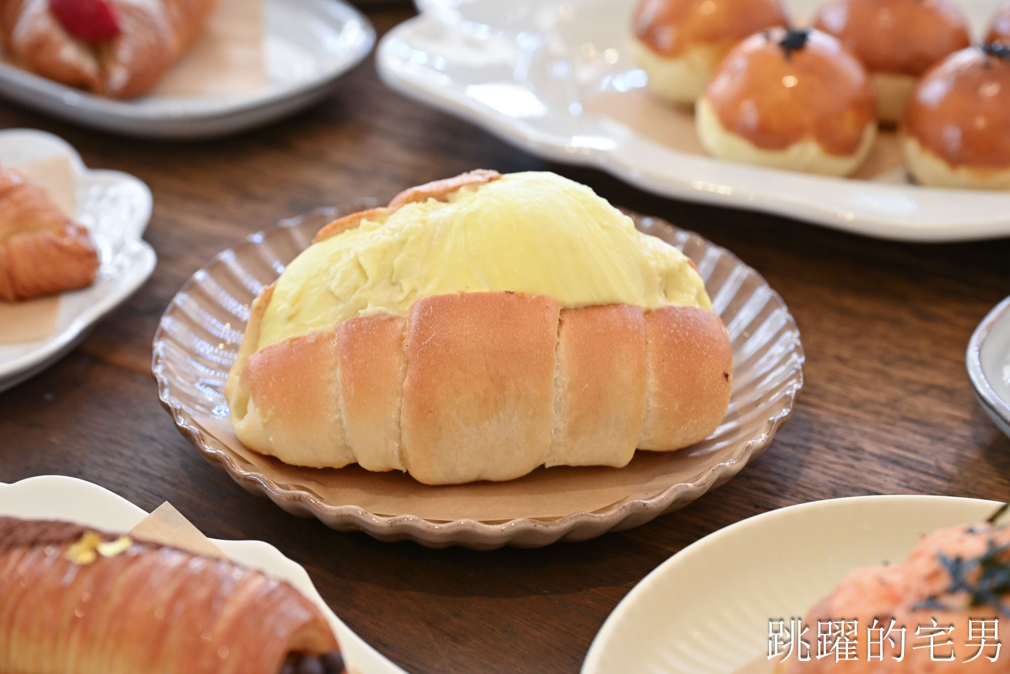 [宜蘭羅東甜點店推薦] 花磚裏｜找到了可頌羅東店-老宅咖啡廳內用空間絕佳，紅土蛋黃酥太厲害了，明太子法國麵包、煙囪捲、千層蛋塔每款都想吃!羅東咖啡廳推薦