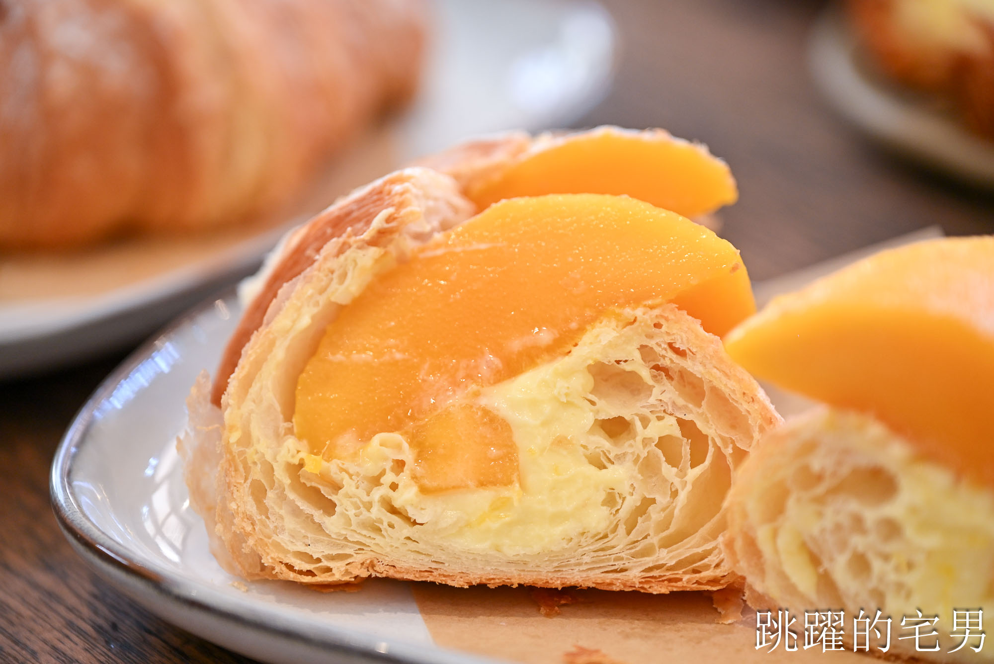 [宜蘭羅東甜點店推薦] 花磚裏｜找到了可頌羅東店-老宅咖啡廳內用空間絕佳，紅土蛋黃酥太厲害了，明太子法國麵包、煙囪捲、千層蛋塔每款都想吃!羅東咖啡廳推薦