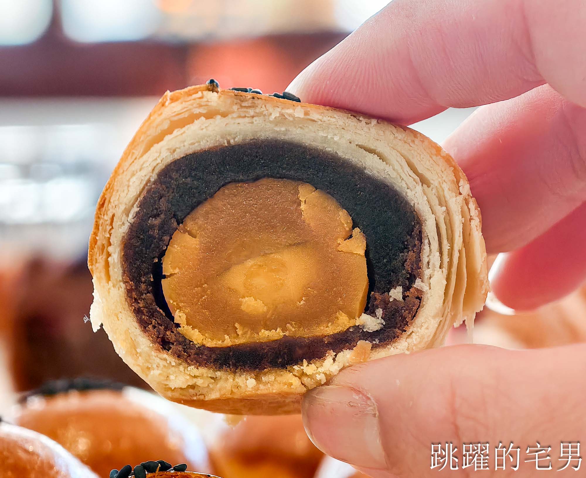 [宜蘭羅東甜點店推薦] 花磚裏｜找到了可頌羅東店-老宅咖啡廳內用空間絕佳，紅土蛋黃酥太厲害了，明太子法國麵包、煙囪捲、千層蛋塔每款都想吃!羅東咖啡廳推薦