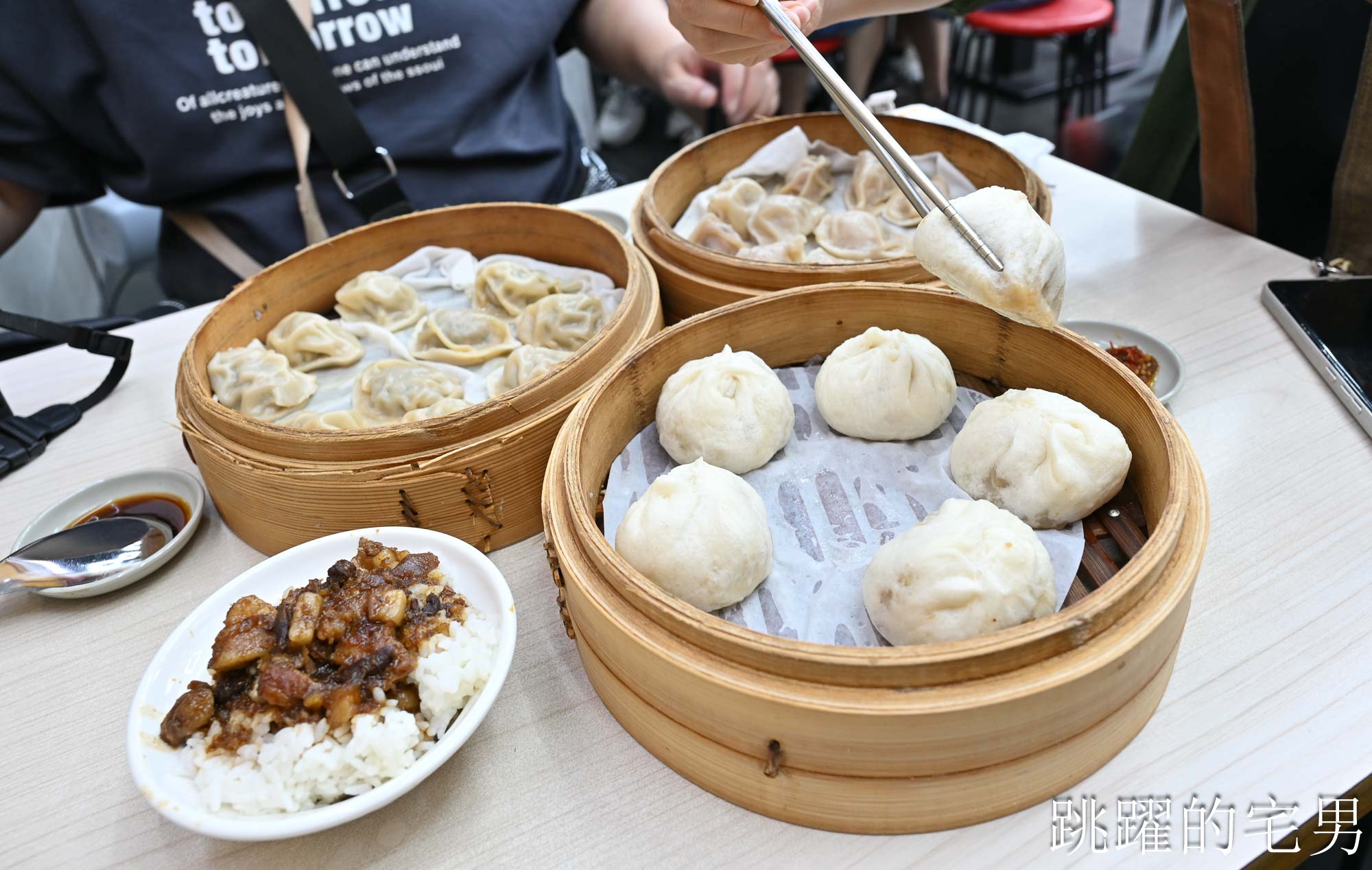 [花蓮美食]周家蒸餃小籠包-找回剛來花蓮的感動，50年現做1顆7元老麵小肉包還會噴汁，70元就能吃飽，好滋味這價位沒話說，必吃花蓮小籠包