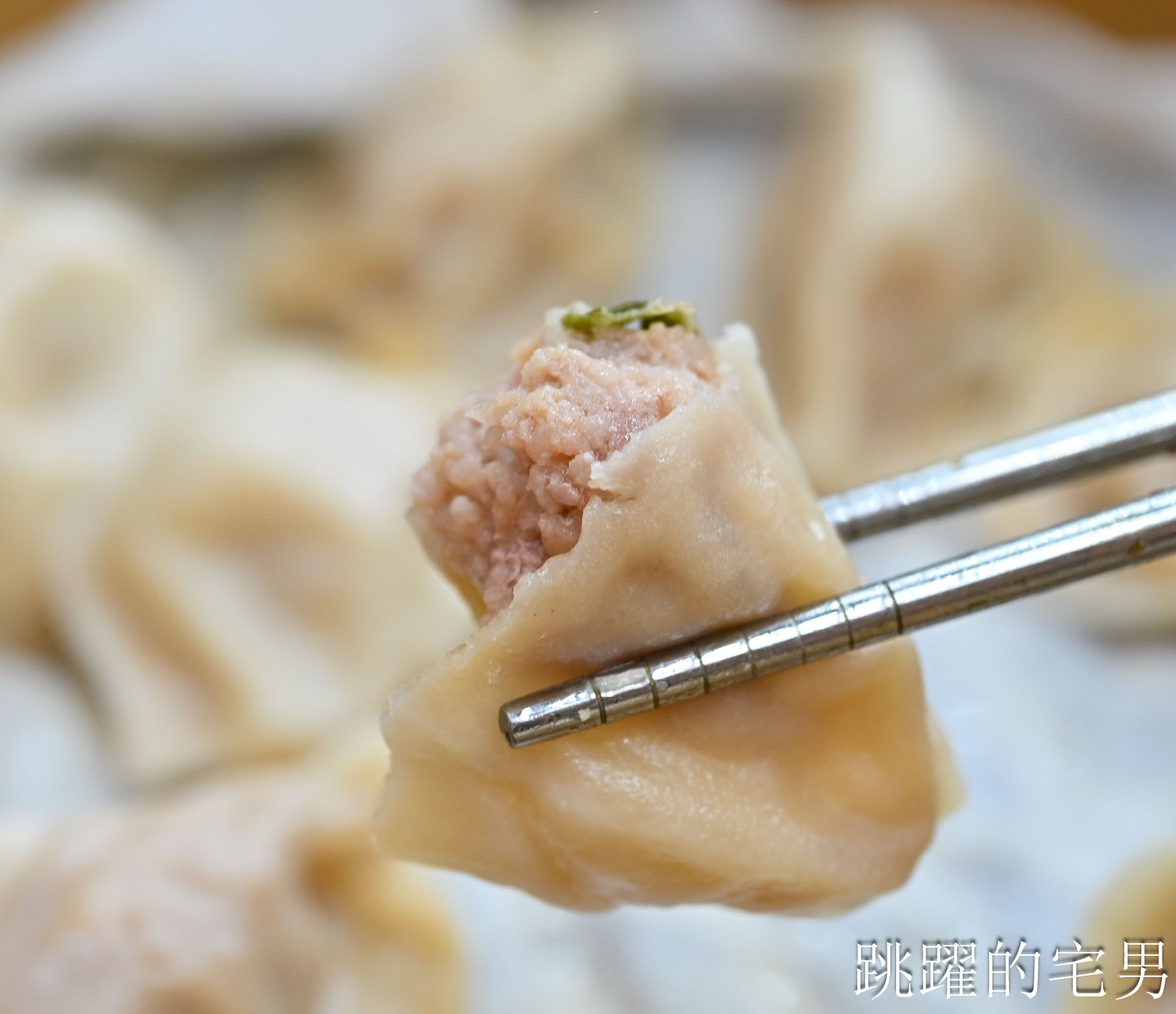 [花蓮美食]周家蒸餃小籠包-找回剛來花蓮的感動，50年現做1顆7元老麵小肉包還會噴汁，70元就能吃飽，好滋味這價位沒話說，必吃花蓮小籠包