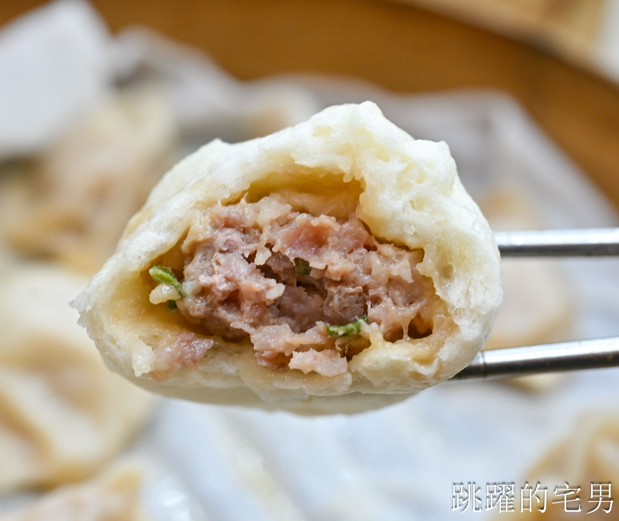 [花蓮美食]周家蒸餃小籠包-找回剛來花蓮的感動，50年現做1顆7元老麵小肉包還會噴汁，70元就能吃飽，好滋味這價位沒話說，必吃花蓮小籠包