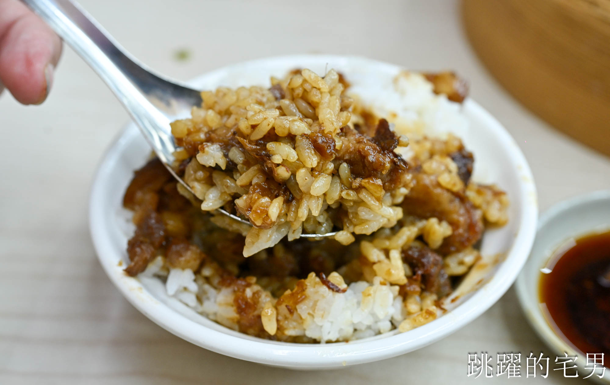 [花蓮美食]周家蒸餃小籠包-找回剛來花蓮的感動，50年現做1顆7元老麵小肉包還會噴汁，70元就能吃飽，好滋味這價位沒話說，必吃花蓮小籠包