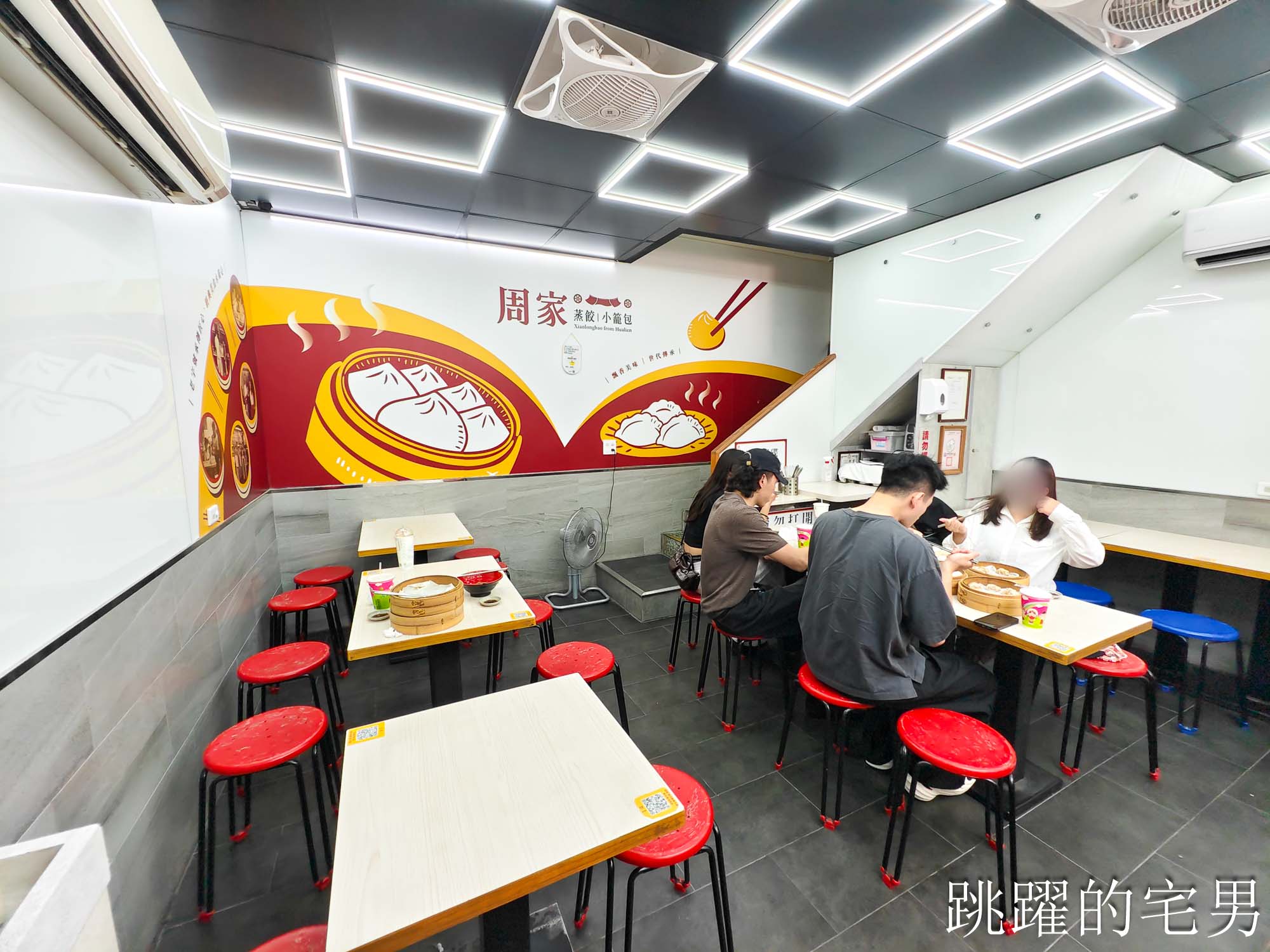 [花蓮美食]周家蒸餃小籠包-找回剛來花蓮的感動，50年現做1顆7元老麵小肉包還會噴汁，70元就能吃飽，好滋味這價位沒話說，必吃花蓮小籠包
