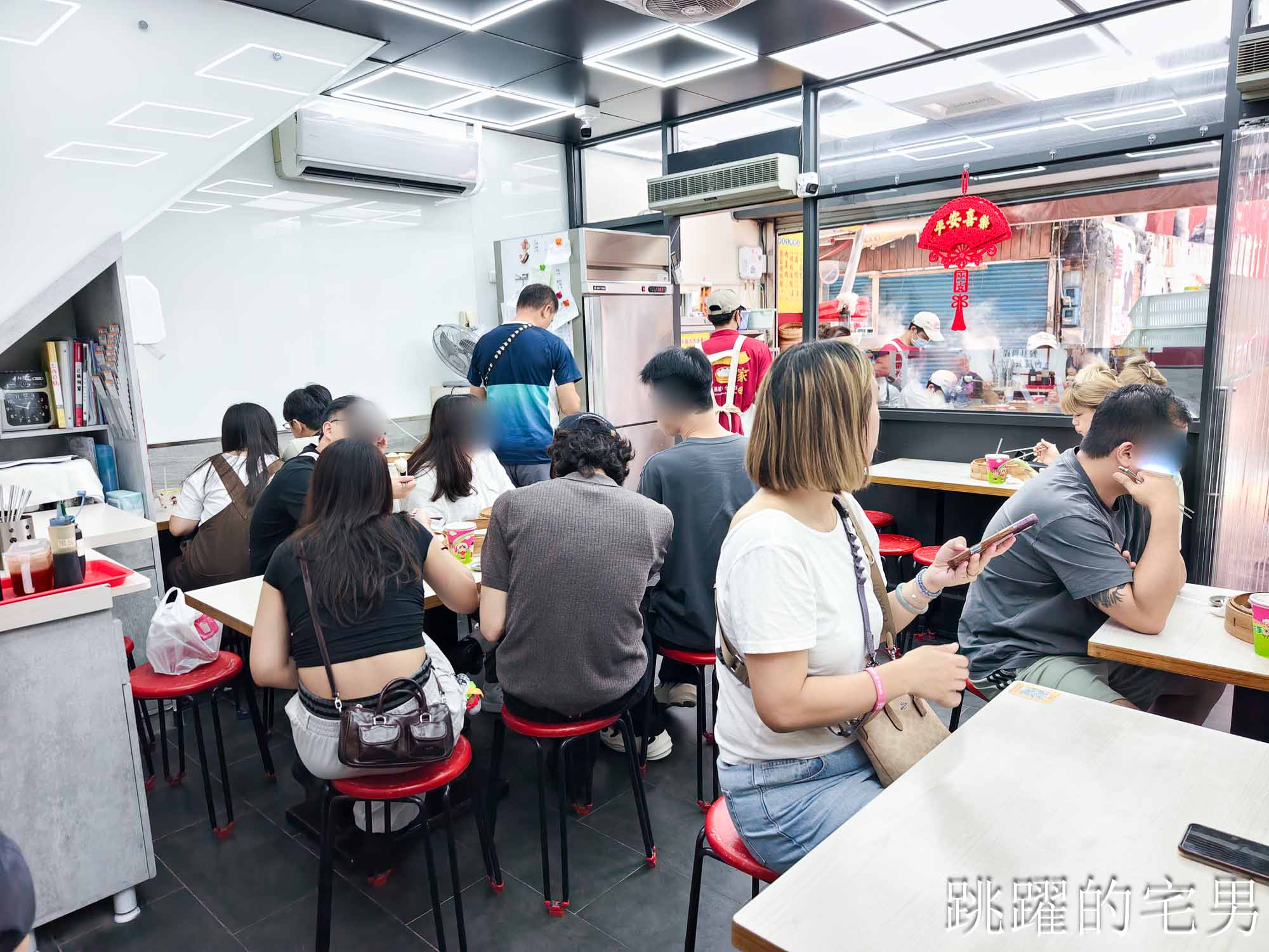 [花蓮美食]周家蒸餃小籠包-找回剛來花蓮的感動，50年現做1顆7元老麵小肉包還會噴汁，70元就能吃飽，好滋味這價位沒話說，必吃花蓮小籠包