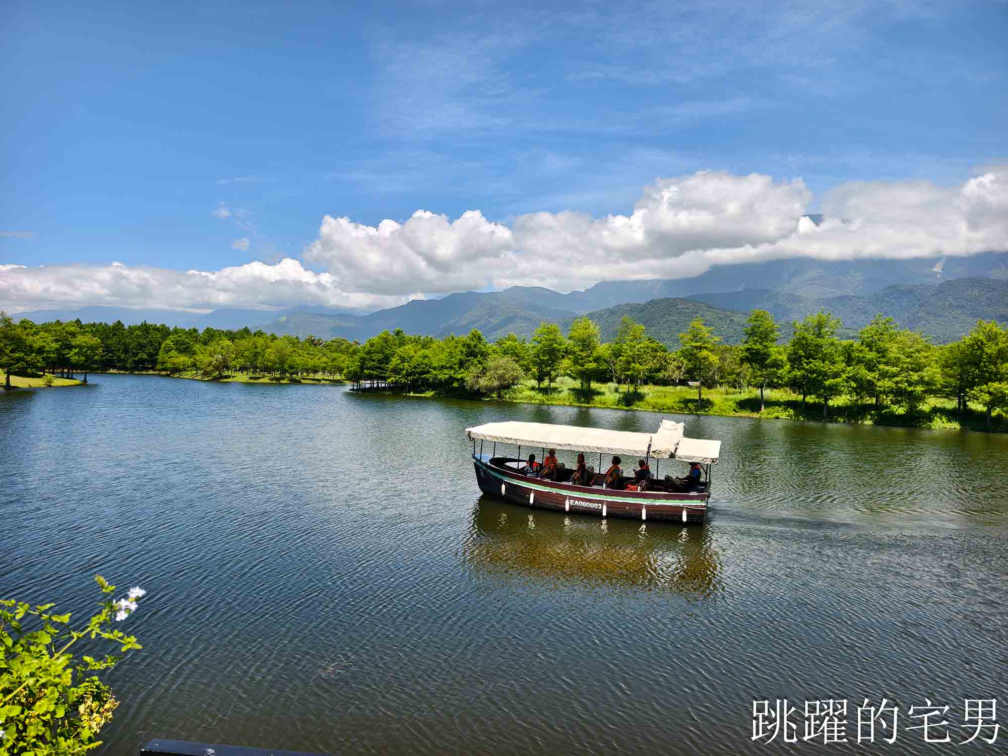 [花蓮壽豐景點懶人包]夢幻星巴克「星巴克花蓮理想門市」理想PAARK水岸生活坐擁絕美湖景環繞著落羽松，進駐9家在地美味，文青選物神農生活 這裡根本在歐洲，搭船遊遍落羽松湖畔