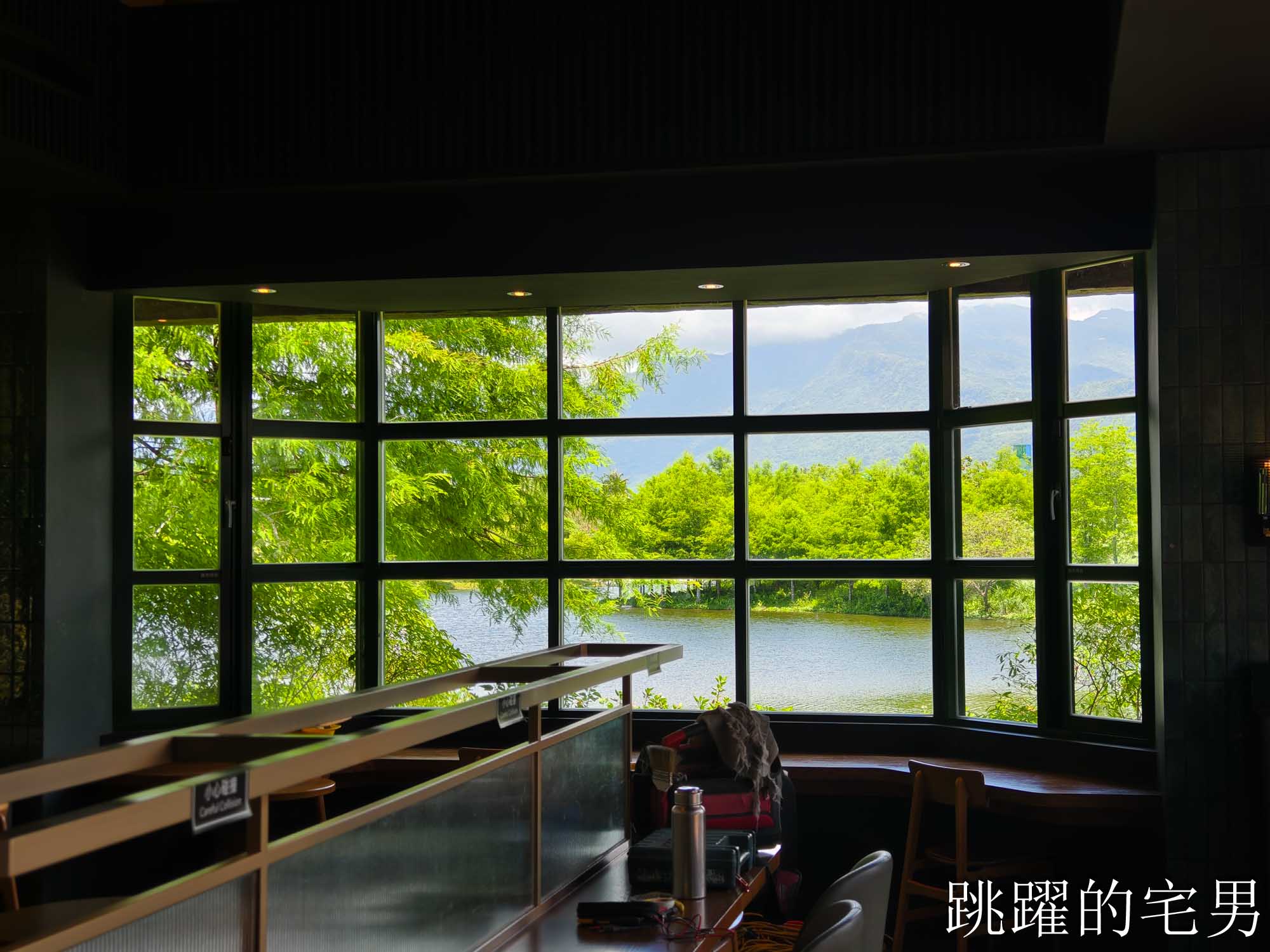 [花蓮壽豐景點懶人包]夢幻星巴克「星巴克花蓮理想門市」理想PAARK水岸生活坐擁絕美湖景環繞著落羽松，進駐9家在地美味，文青選物神農生活 這裡根本在歐洲，搭船遊遍落羽松湖畔