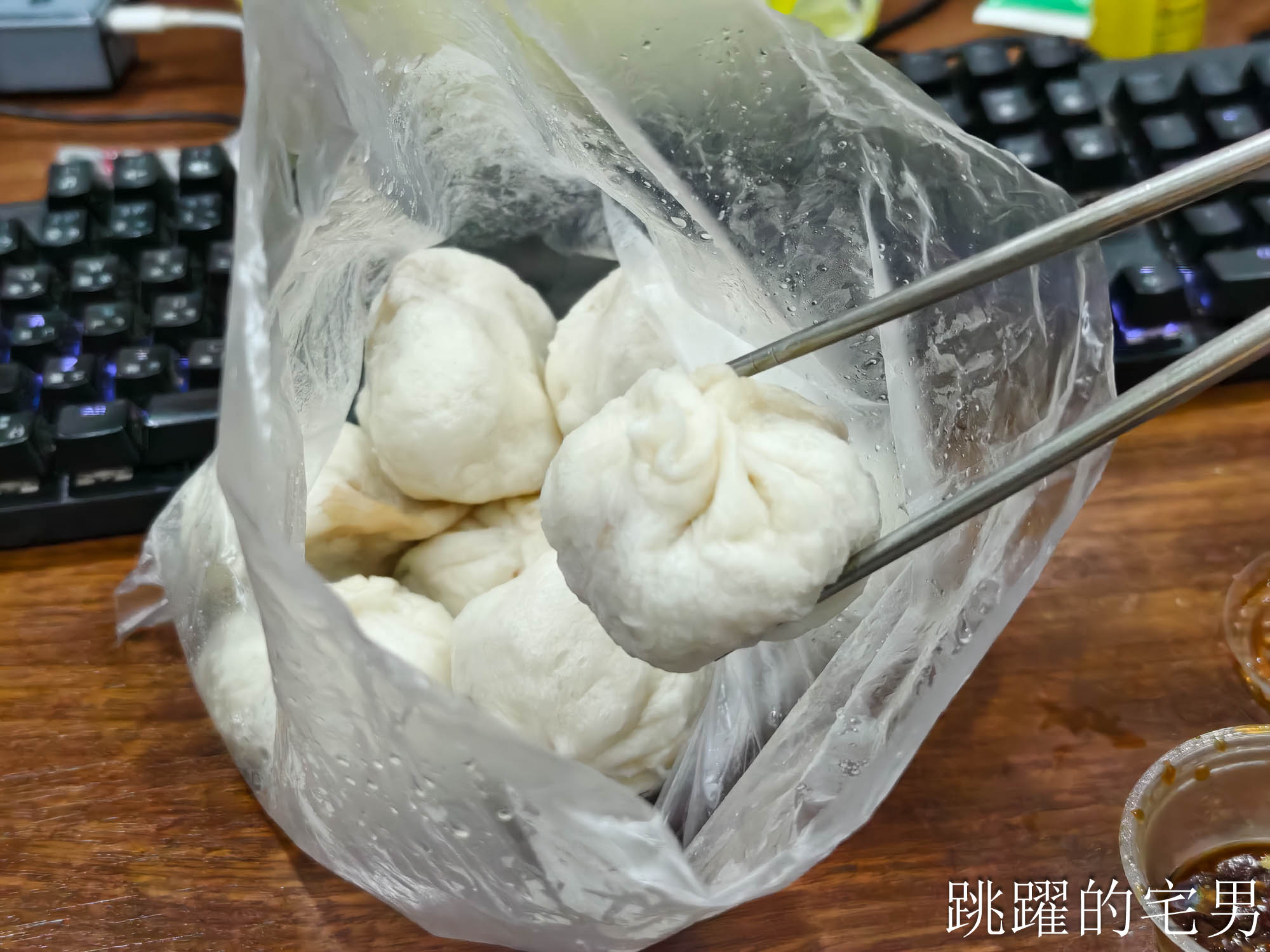 [花蓮美食]周家蒸餃小籠包-找回剛來花蓮的感動，50年現做1顆7元老麵小肉包還會噴汁，70元就能吃飽，好滋味這價位沒話說，必吃花蓮小籠包