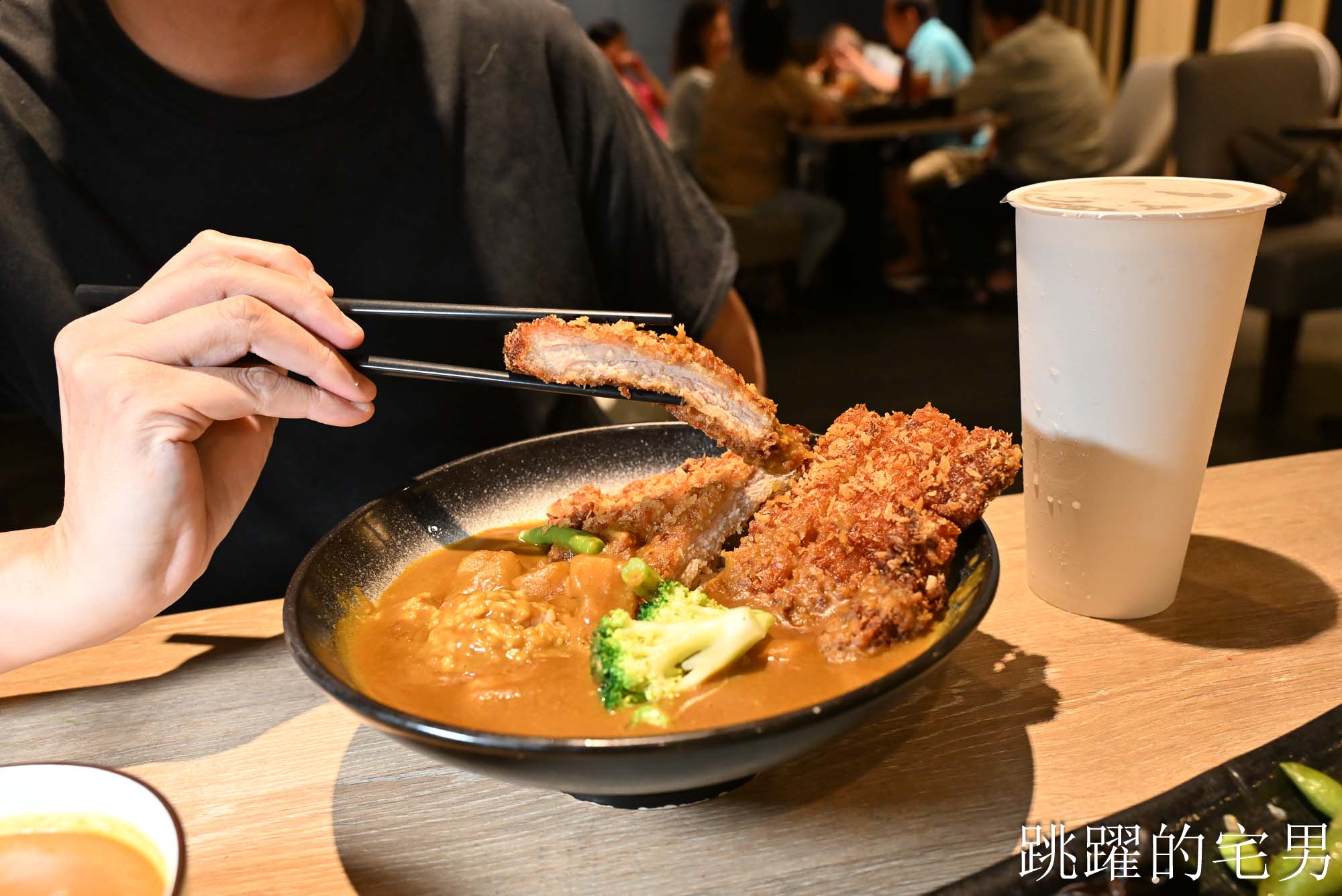 [花蓮美食]再訪樂咖哩-霸氣豬排份量十足，淋上濃郁咖哩飽上天! 提供樂咖哩菜單，花蓮簡餐有茶點多樣飲料，花蓮咖哩豬排