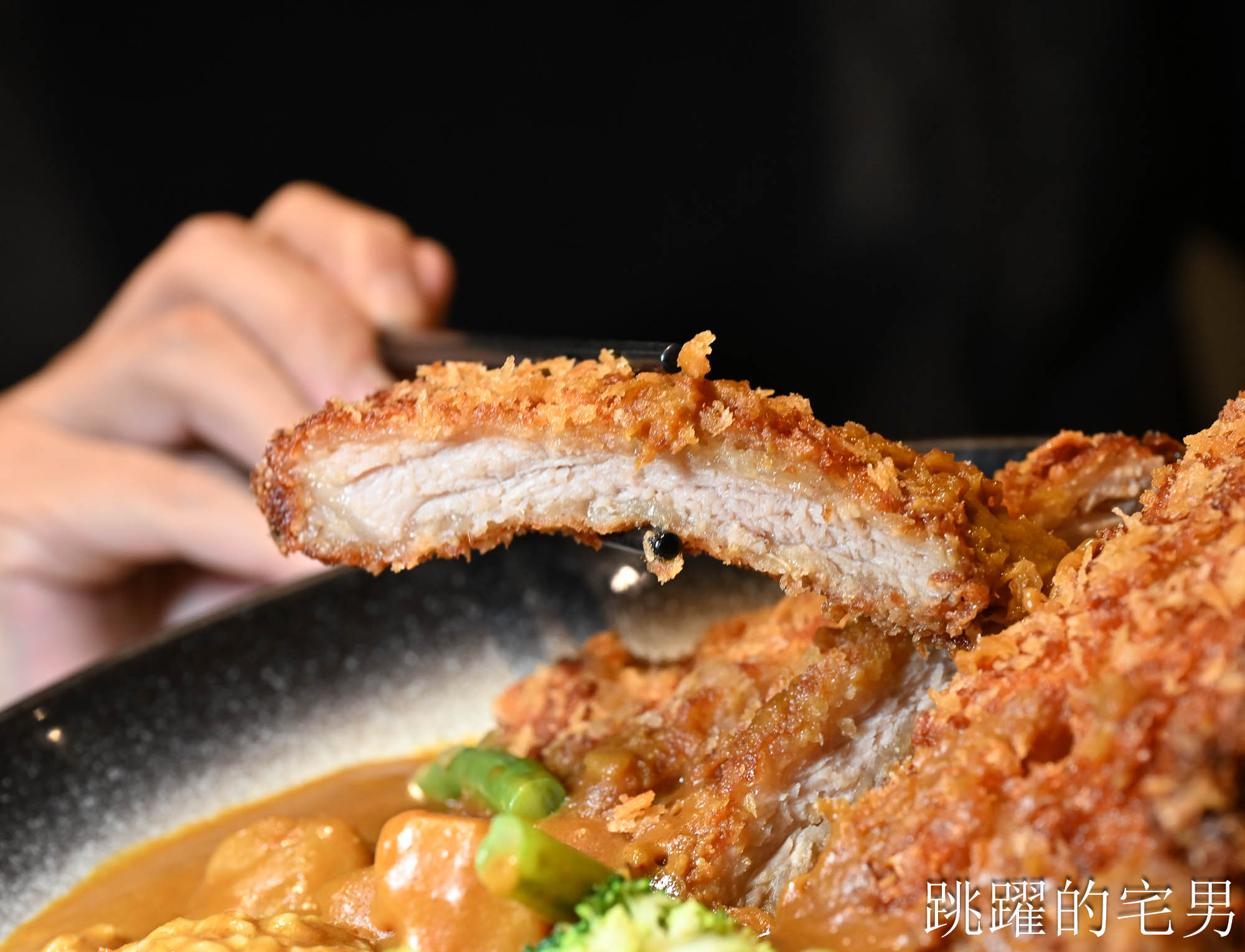 [花蓮美食]再訪樂咖哩-霸氣豬排份量十足，淋上濃郁咖哩飽上天! 提供樂咖哩菜單，花蓮簡餐有茶點多樣飲料，花蓮咖哩豬排