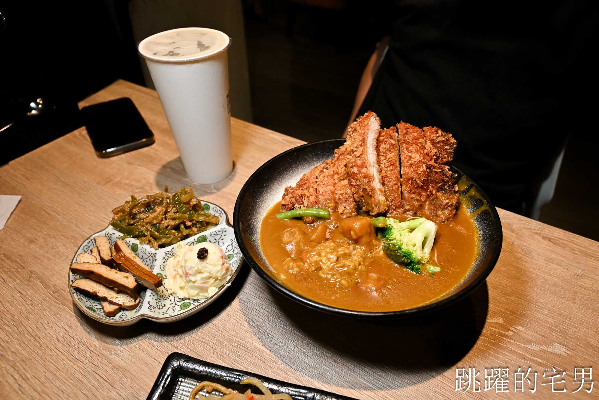 [花蓮美食]再訪樂咖哩-霸氣豬排份量十足，淋上濃郁咖哩飽上天! 提供樂咖哩菜單，花蓮簡餐有茶點多樣飲料，花蓮咖哩豬排
