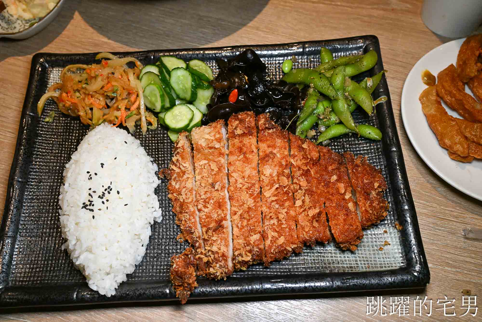 [花蓮美食]再訪樂咖哩-霸氣豬排份量十足，淋上濃郁咖哩飽上天! 提供樂咖哩菜單，花蓮簡餐有茶點多樣飲料，花蓮咖哩豬排