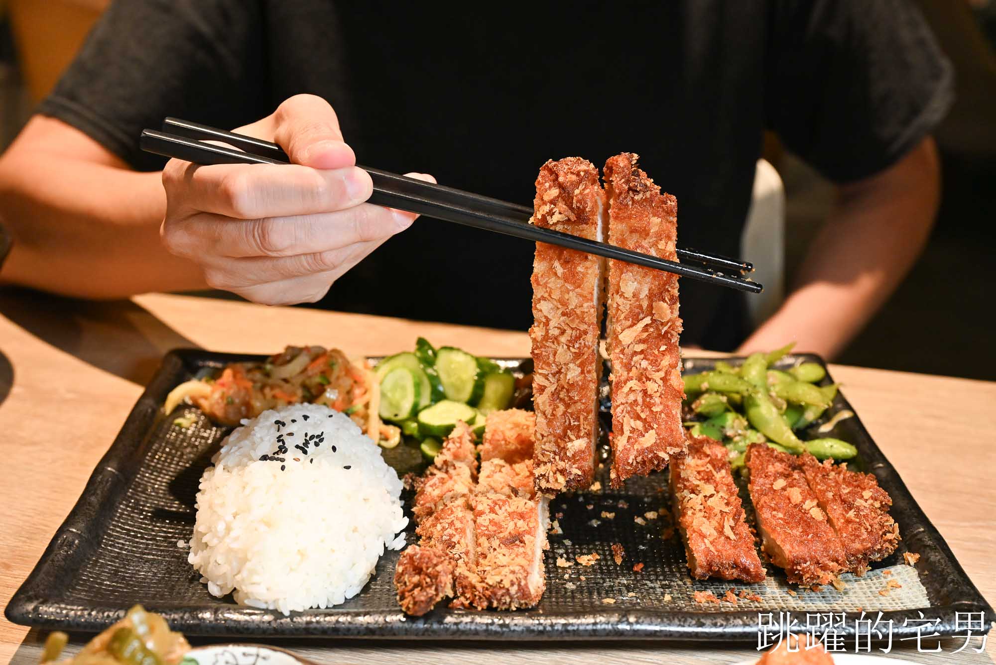 [花蓮美食]再訪樂咖哩-霸氣豬排份量十足，淋上濃郁咖哩飽上天! 提供樂咖哩菜單，花蓮簡餐有茶點多樣飲料，花蓮咖哩豬排