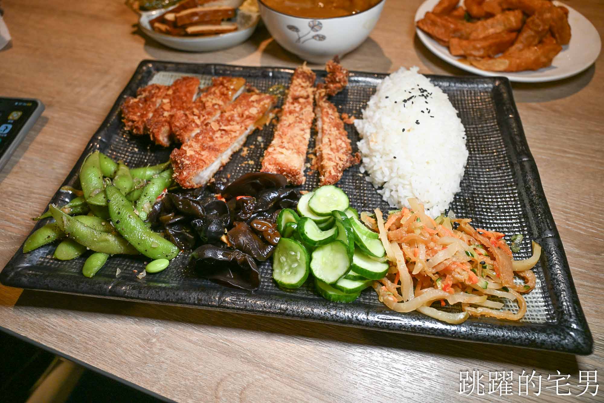 [花蓮美食]再訪樂咖哩-霸氣豬排份量十足，淋上濃郁咖哩飽上天! 提供樂咖哩菜單，花蓮簡餐有茶點多樣飲料，花蓮咖哩豬排