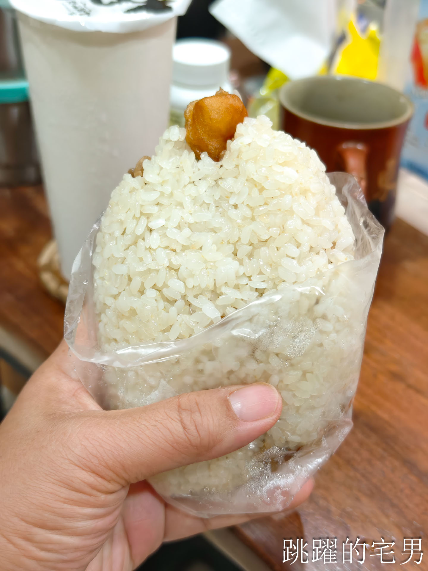 [花蓮吉安早餐]中華路特大飯糰-20年花蓮飯糰口感Q彈超級好，超過1斤的飯糰份量太可怕，推薦加辣榨菜飯糰