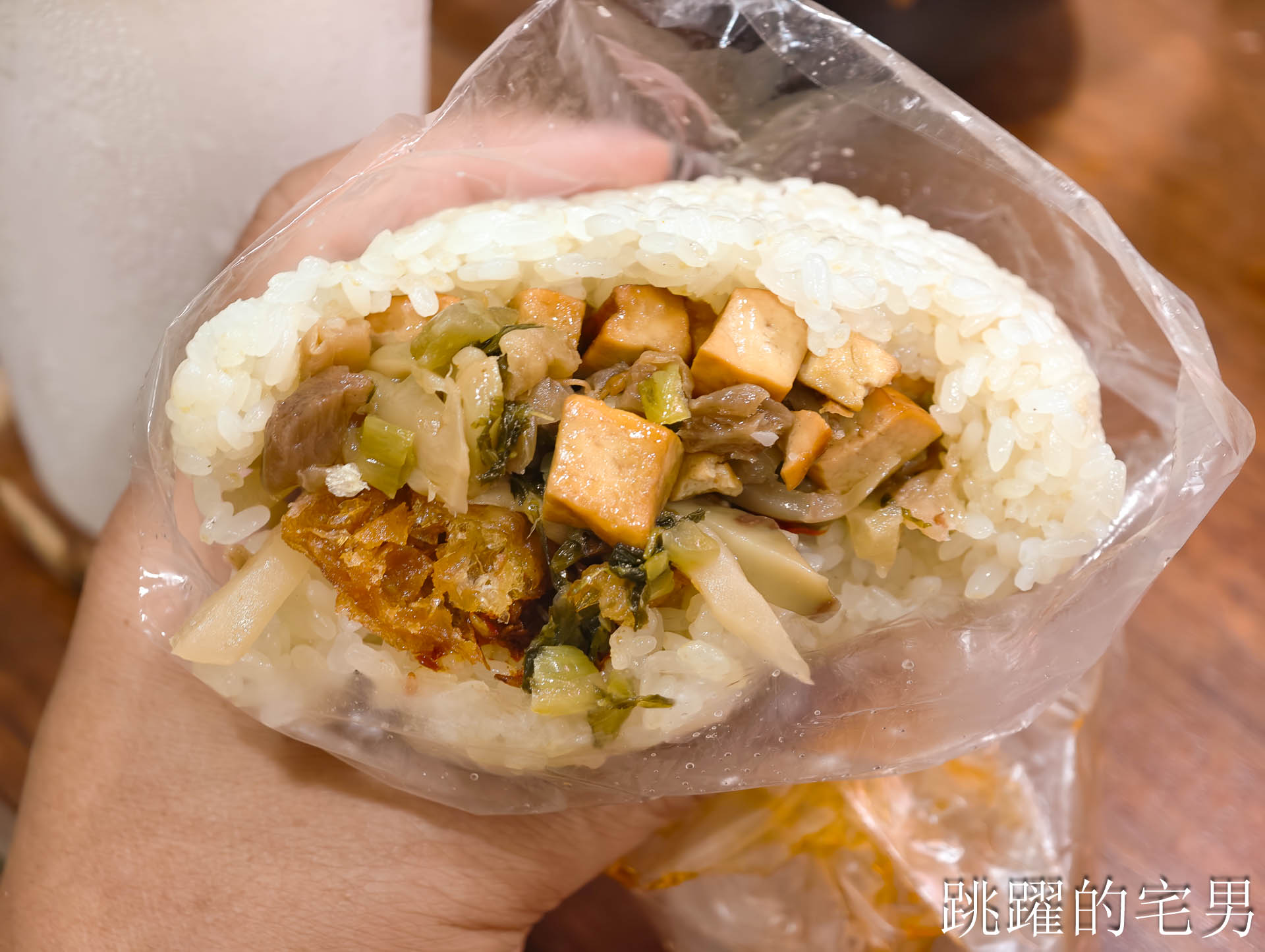 [花蓮吉安早餐]中華路特大飯糰-20年花蓮飯糰口感Q彈超級好，超過1斤的飯糰份量太可怕，推薦加辣榨菜飯糰