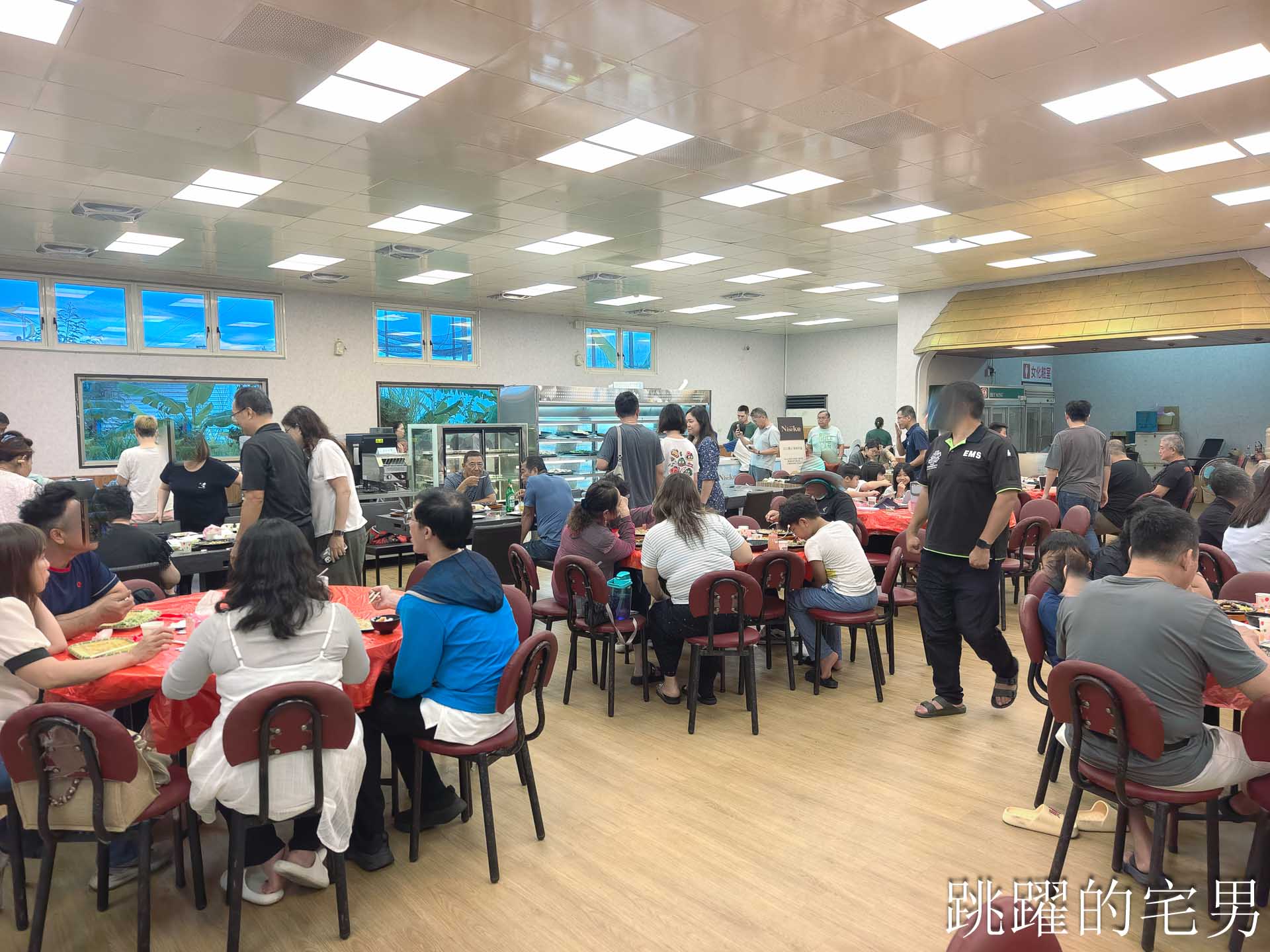 [花蓮美食]海冰灣歡聚牛排館(原胖忠小吃)-花蓮牛排自助吧吃到飽，熱炒、地瓜薯條，三櫃冰品很有誠意
