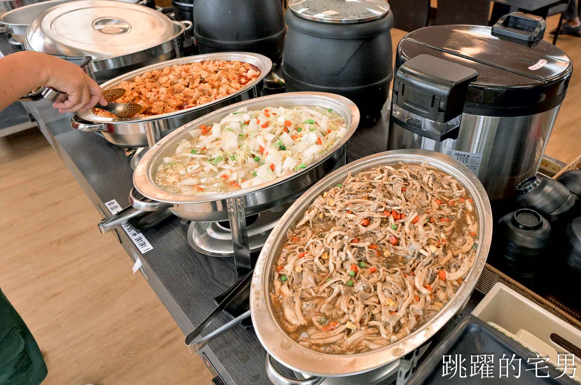 [花蓮美食]海冰灣歡聚牛排館(原胖忠小吃)-花蓮牛排自助吧吃到飽，熱炒、地瓜薯條，三櫃冰品很有誠意