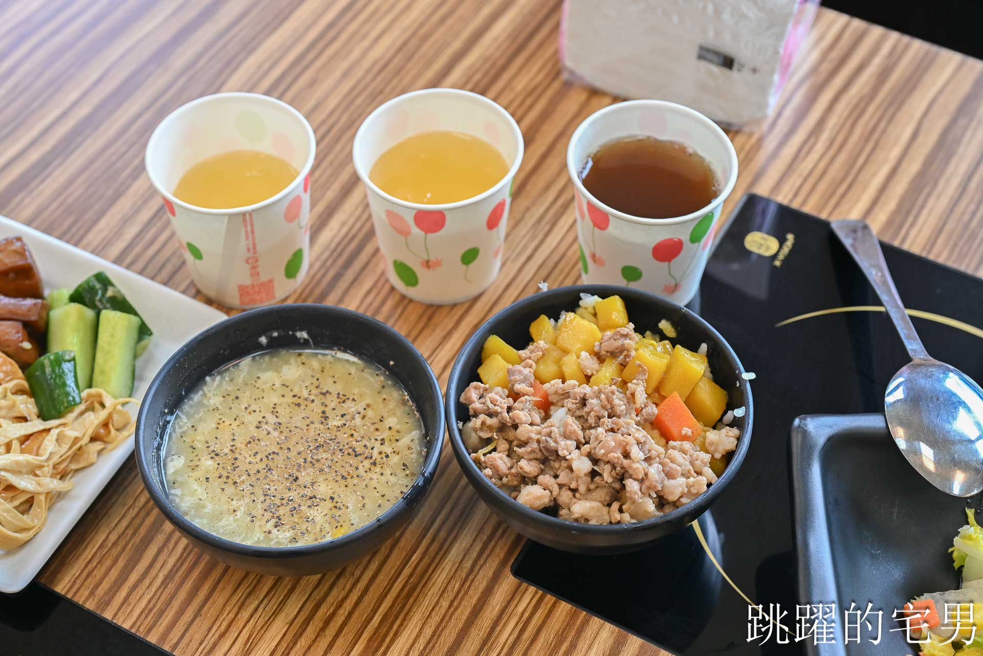 [花蓮美食]海冰灣歡聚牛排館(原胖忠小吃)-花蓮牛排自助吧吃到飽，熱炒、地瓜薯條，三櫃冰品很有誠意