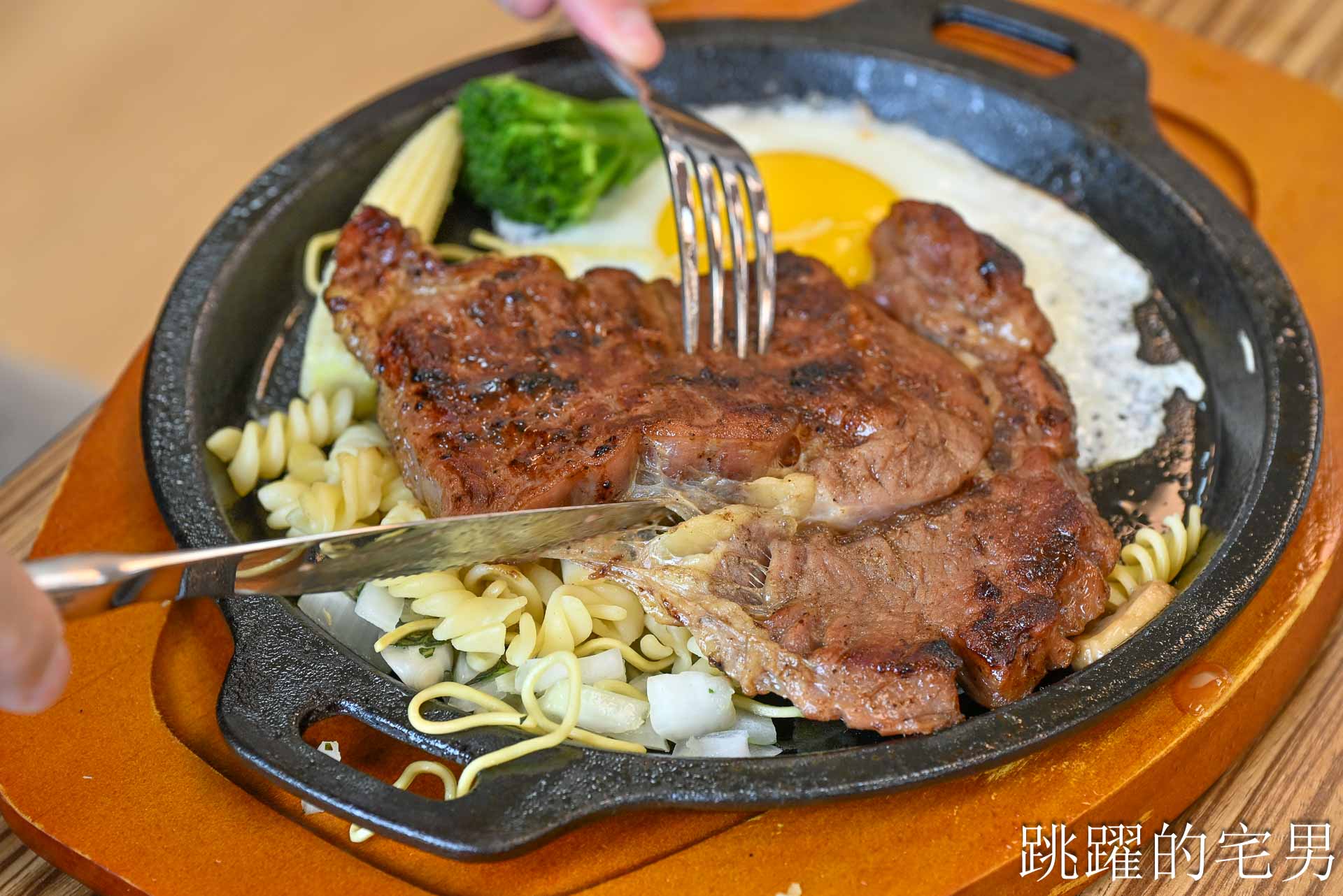 [花蓮美食]海冰灣歡聚牛排館(原胖忠小吃)-花蓮牛排自助吧吃到飽，熱炒、地瓜薯條，三櫃冰品很有誠意