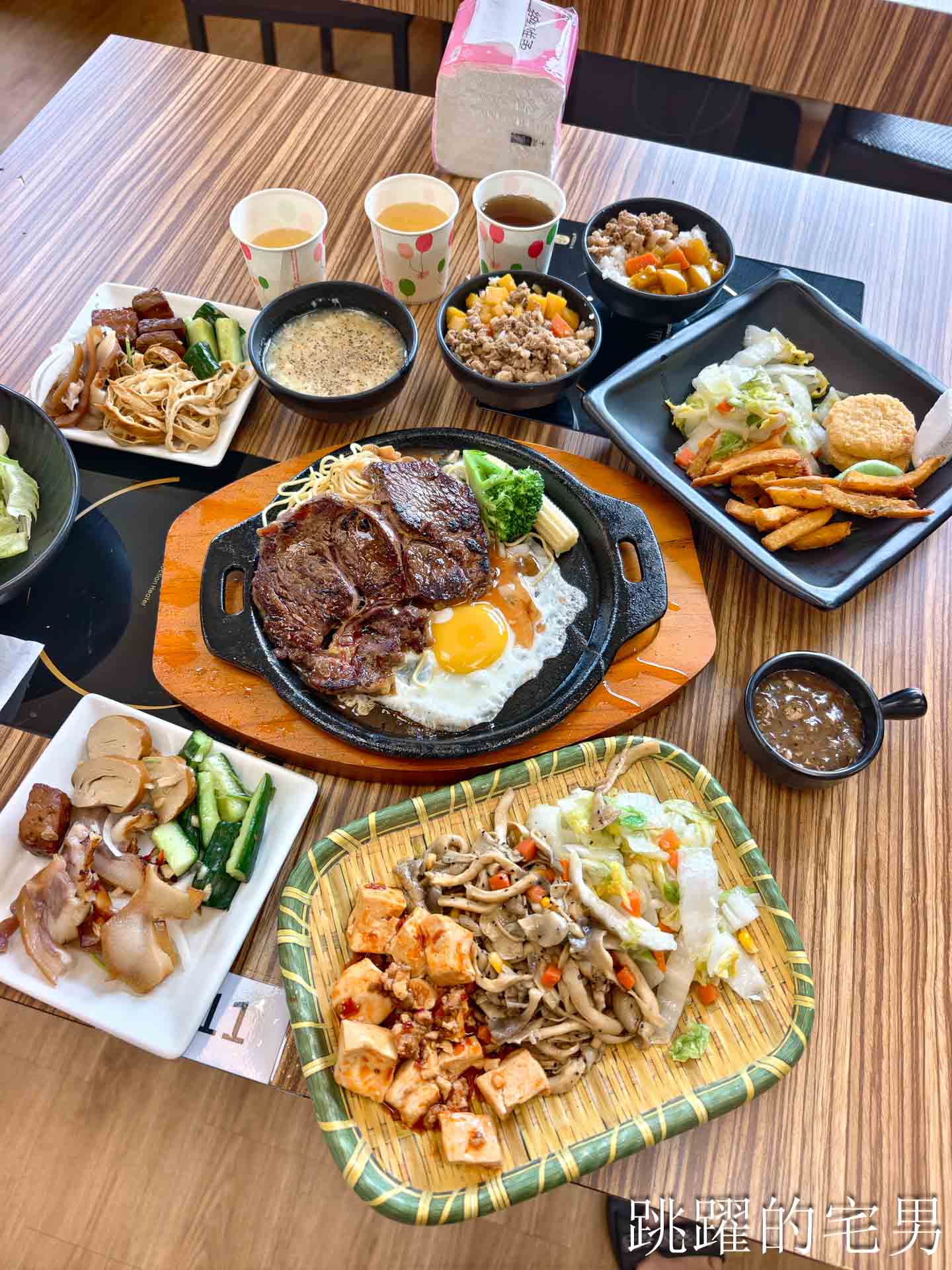 [花蓮美食]海冰灣歡聚牛排館(原胖忠小吃)-花蓮牛排自助吧吃到飽，熱炒、地瓜薯條，三櫃冰品很有誠意