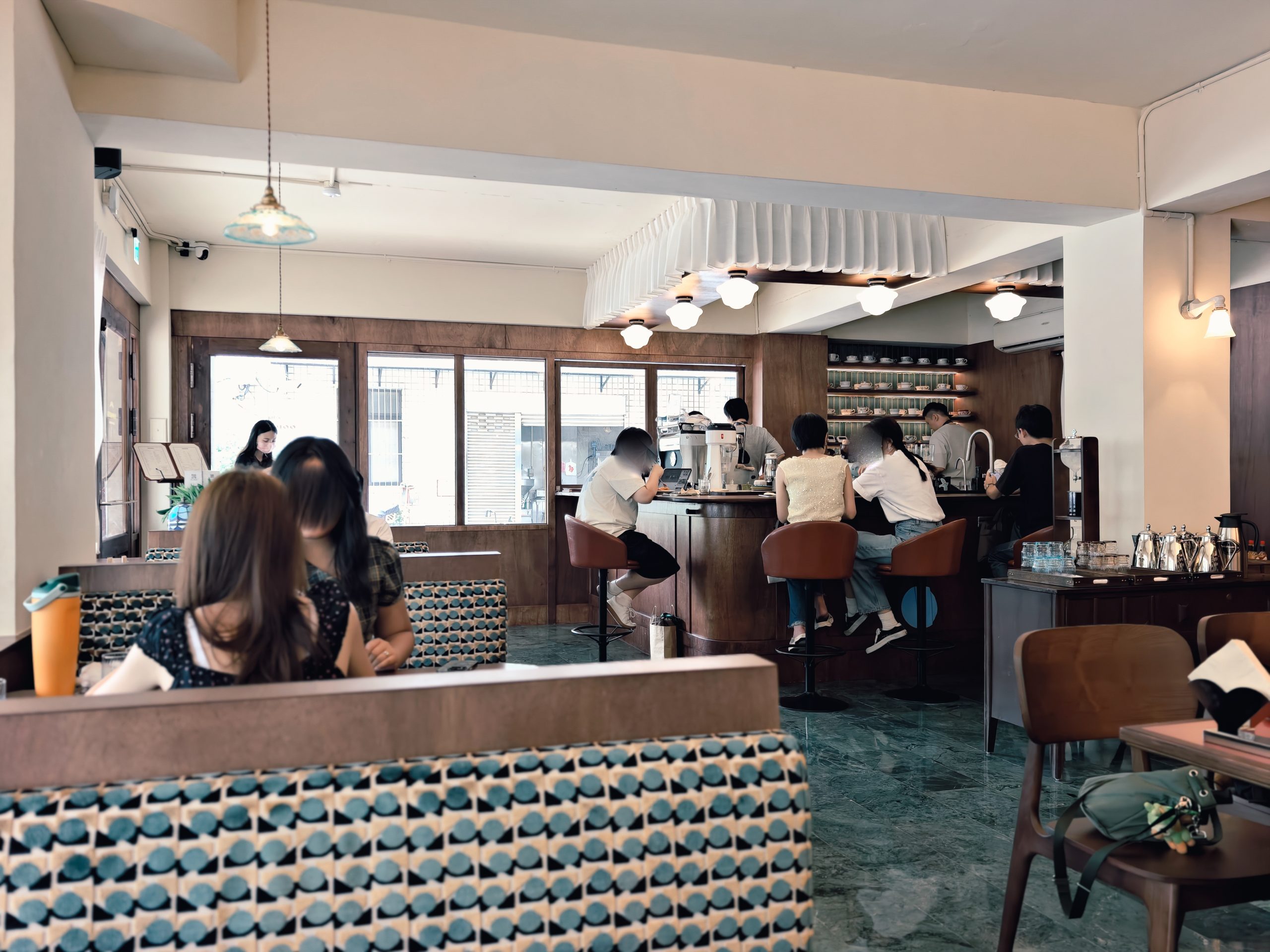 [圓山站咖啡廳不限時有插座]OOPARTS-昭和風格台北咖啡廳，木質書牆與窗邊沙發、水果三明治的日式午後，台北咖啡廳不限時有插座