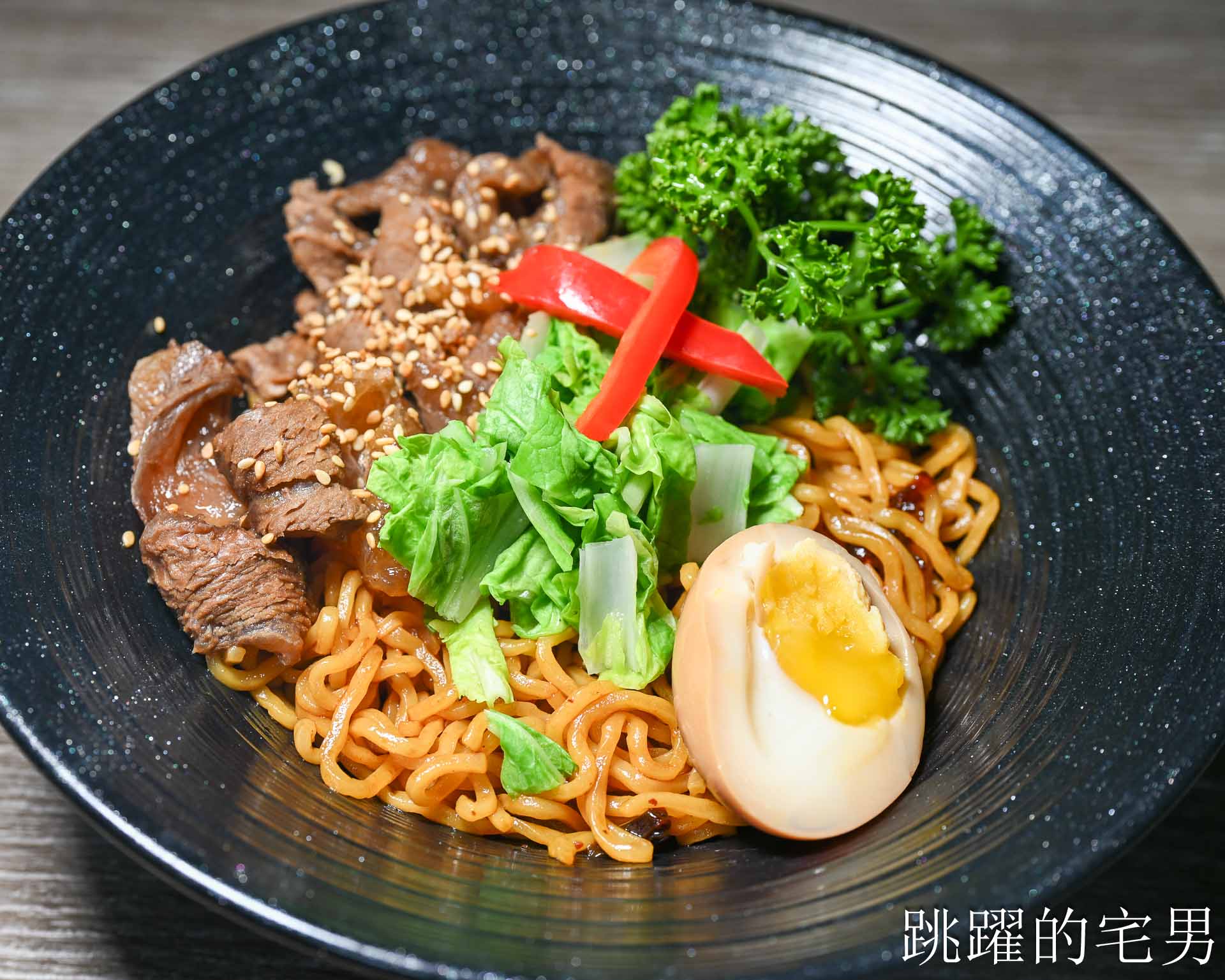 [花蓮宵夜]宵夜人家-這家熱炒蔥油拌麵香到不行! 濃郁牛肉麵、鱸魚蛤蠣湯頭超鮮美! 花蓮熱炒，花蓮美食