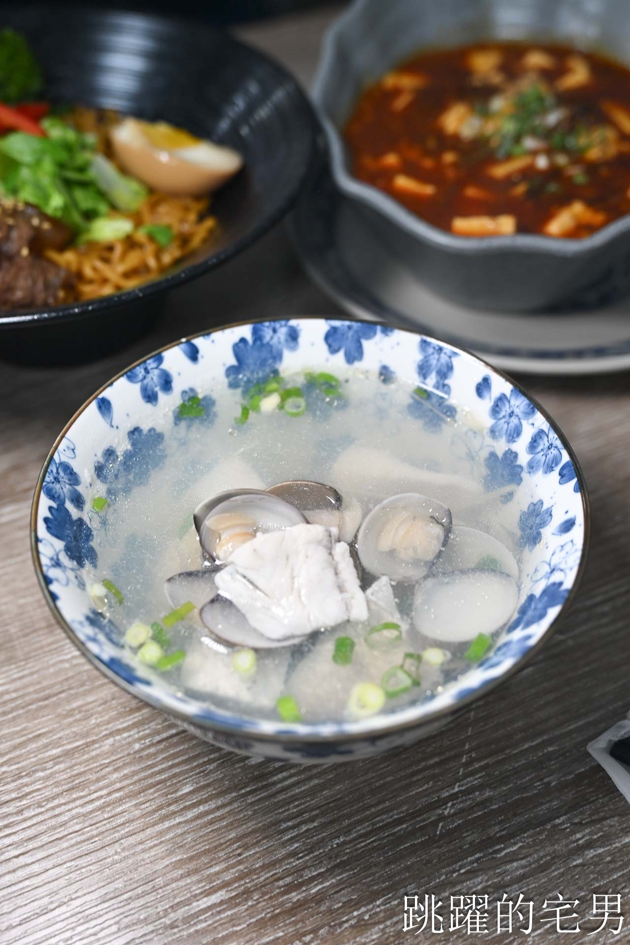 [花蓮宵夜]宵夜人家-這家熱炒蔥油拌麵香到不行! 濃郁牛肉麵、鱸魚蛤蠣湯頭超鮮美! 花蓮熱炒，花蓮美食