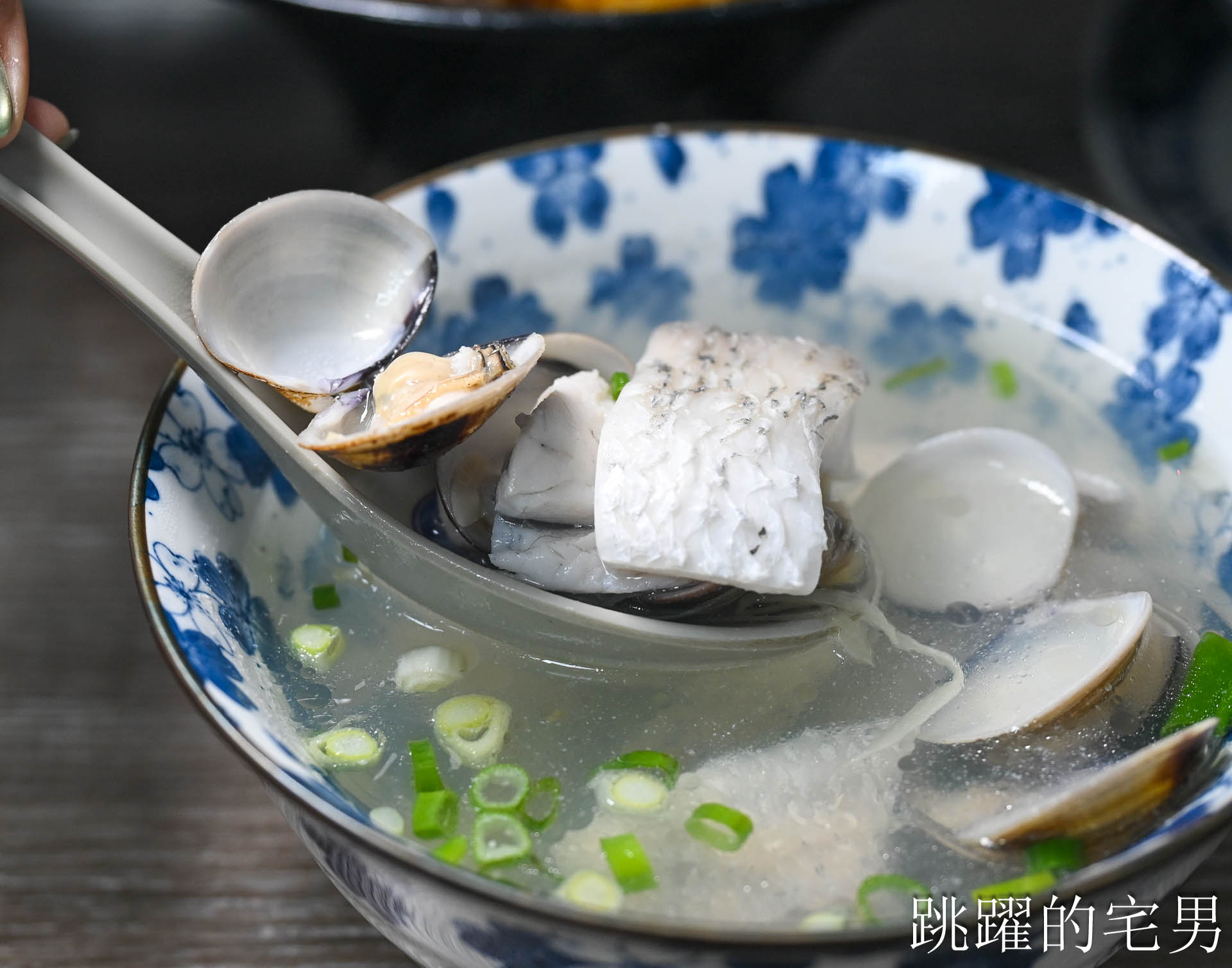 [花蓮宵夜]宵夜人家-這家熱炒蔥油拌麵香到不行! 濃郁牛肉麵、鱸魚蛤蠣湯頭超鮮美! 花蓮熱炒，花蓮美食