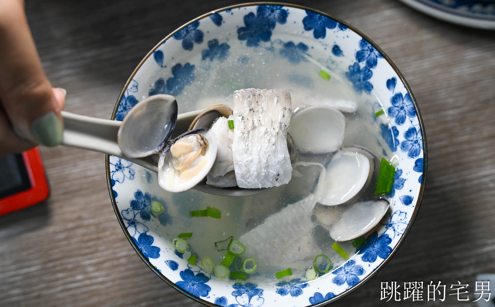 [花蓮宵夜]宵夜人家-這家熱炒蔥油拌麵香到不行! 濃郁牛肉麵、鱸魚蛤蠣湯頭超鮮美! 花蓮熱炒，花蓮美食