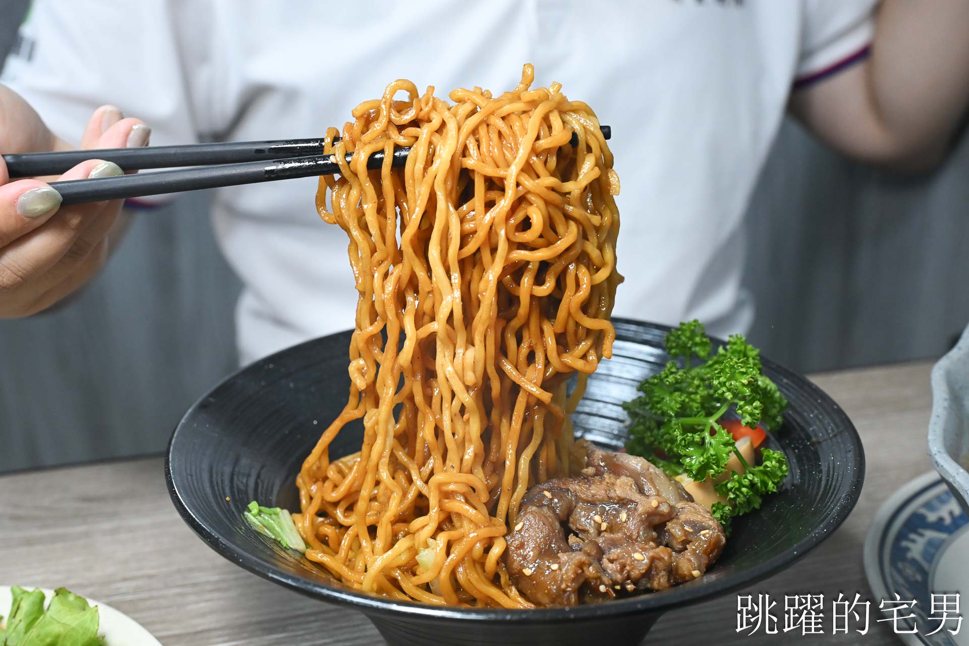 [花蓮宵夜]宵夜人家-這家熱炒蔥油拌麵香到不行! 濃郁牛肉麵、鱸魚蛤蠣湯頭超鮮美! 花蓮熱炒，花蓮美食