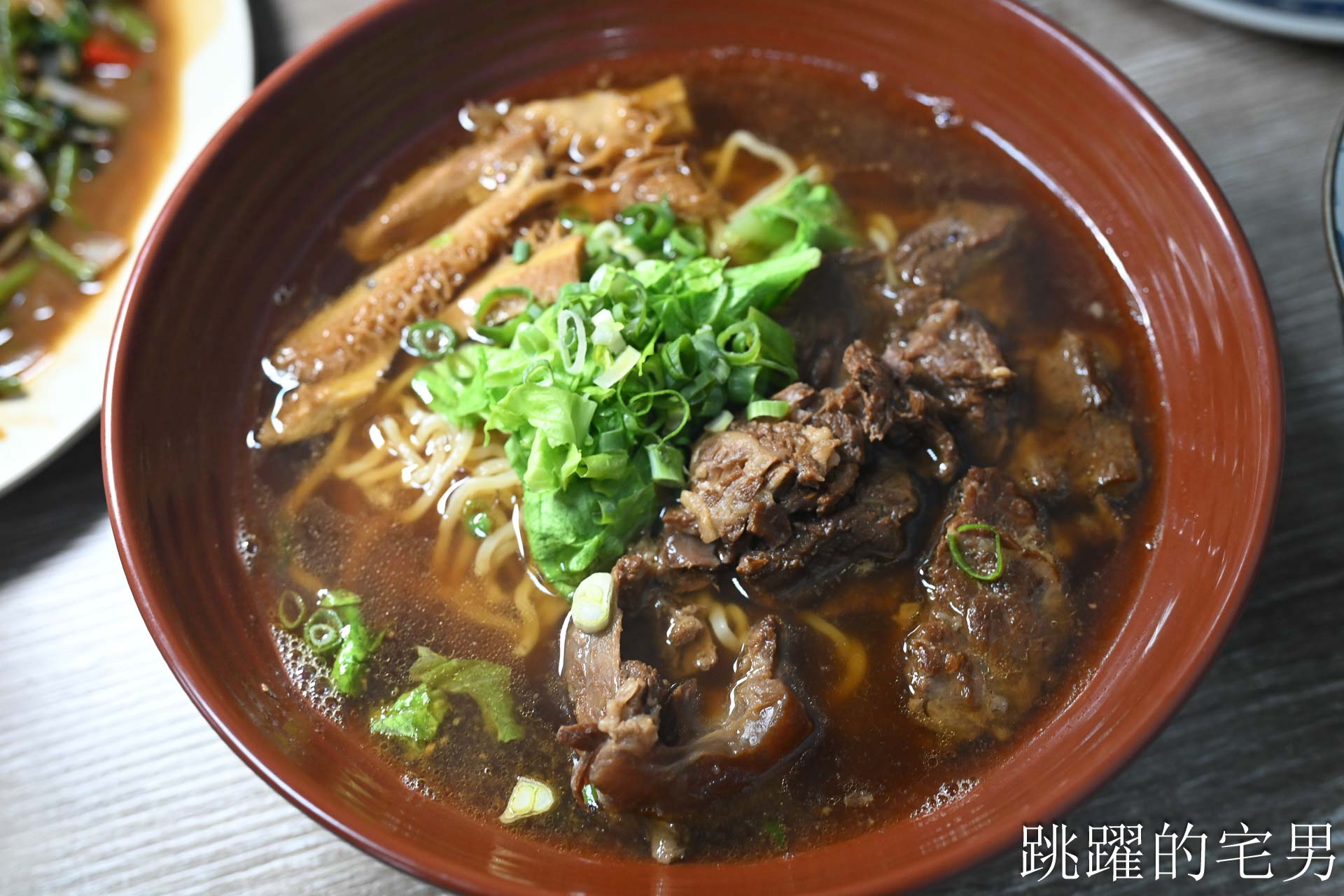 [花蓮宵夜]宵夜人家-這家熱炒蔥油拌麵香到不行! 濃郁牛肉麵、鱸魚蛤蠣湯頭超鮮美! 花蓮熱炒，花蓮美食