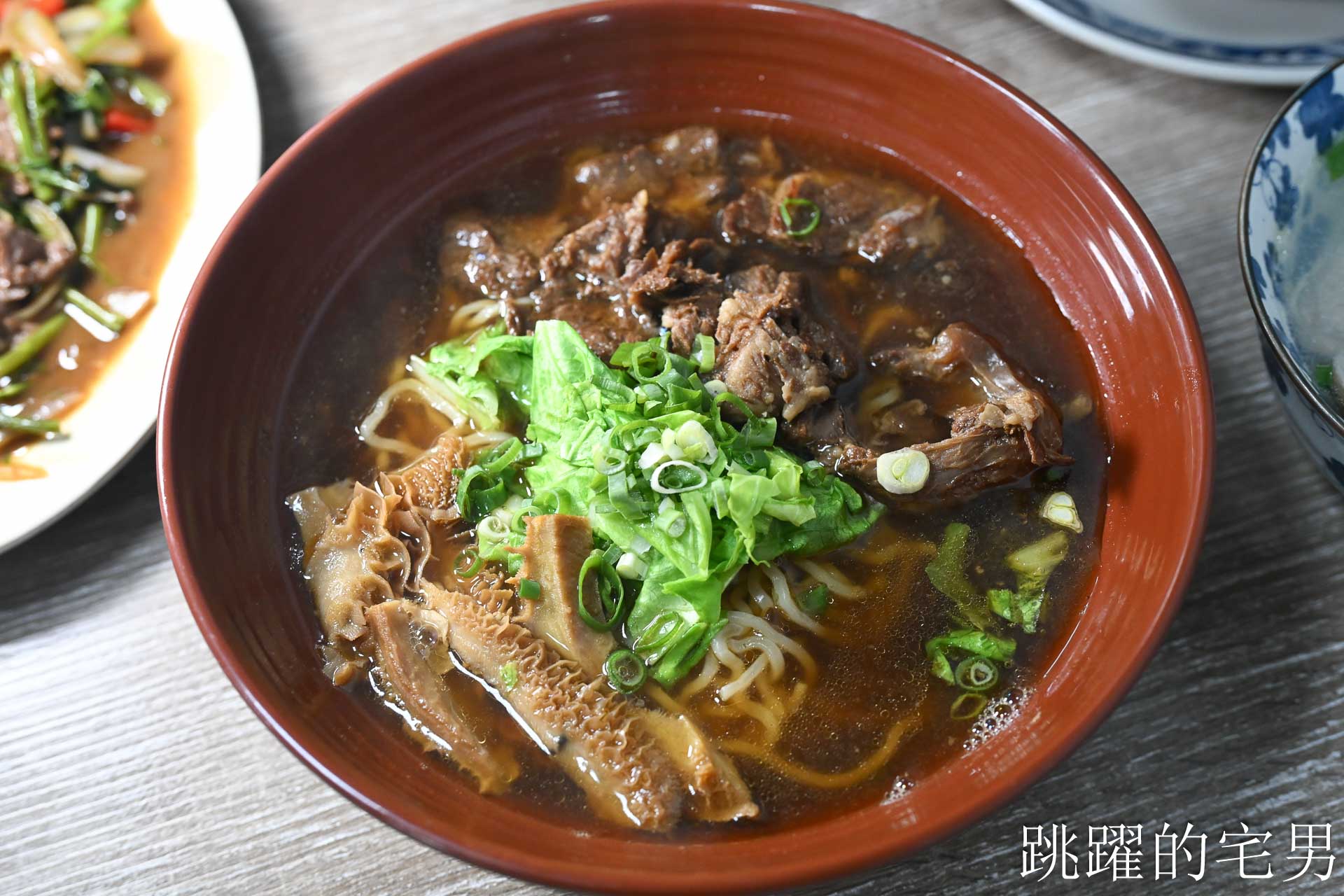 [花蓮宵夜]宵夜人家-這家熱炒蔥油拌麵香到不行! 濃郁牛肉麵、鱸魚蛤蠣湯頭超鮮美! 花蓮熱炒，花蓮美食