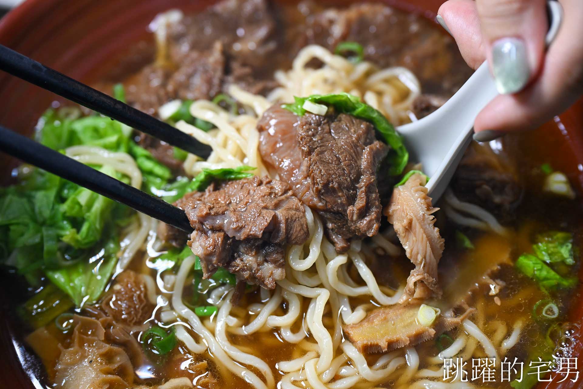 [花蓮宵夜]宵夜人家-這家熱炒蔥油拌麵香到不行! 濃郁牛肉麵、鱸魚蛤蠣湯頭超鮮美! 花蓮熱炒，花蓮美食