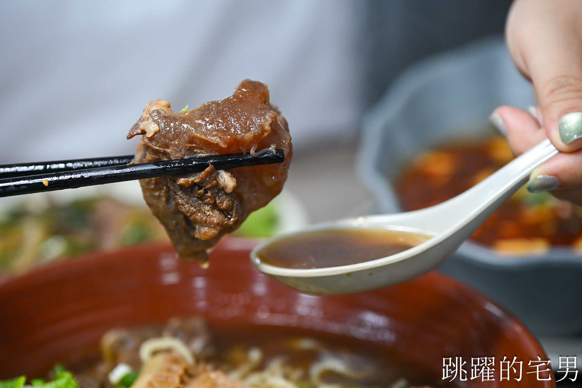 [花蓮宵夜]宵夜人家-這家熱炒蔥油拌麵香到不行! 濃郁牛肉麵、鱸魚蛤蠣湯頭超鮮美! 花蓮熱炒，花蓮美食