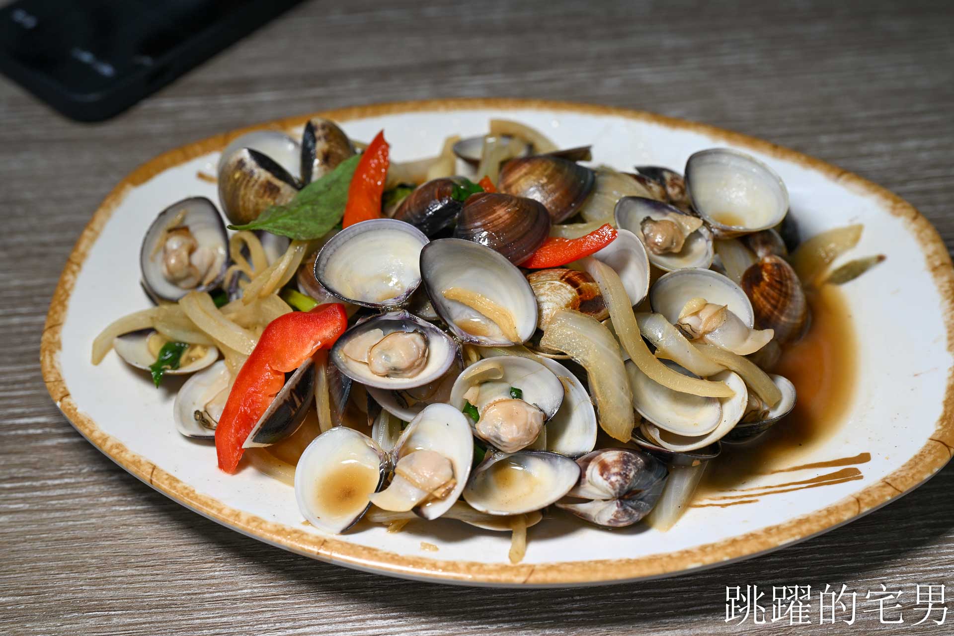 [花蓮宵夜]宵夜人家-這家熱炒蔥油拌麵香到不行! 濃郁牛肉麵、鱸魚蛤蠣湯頭超鮮美! 花蓮熱炒，花蓮美食