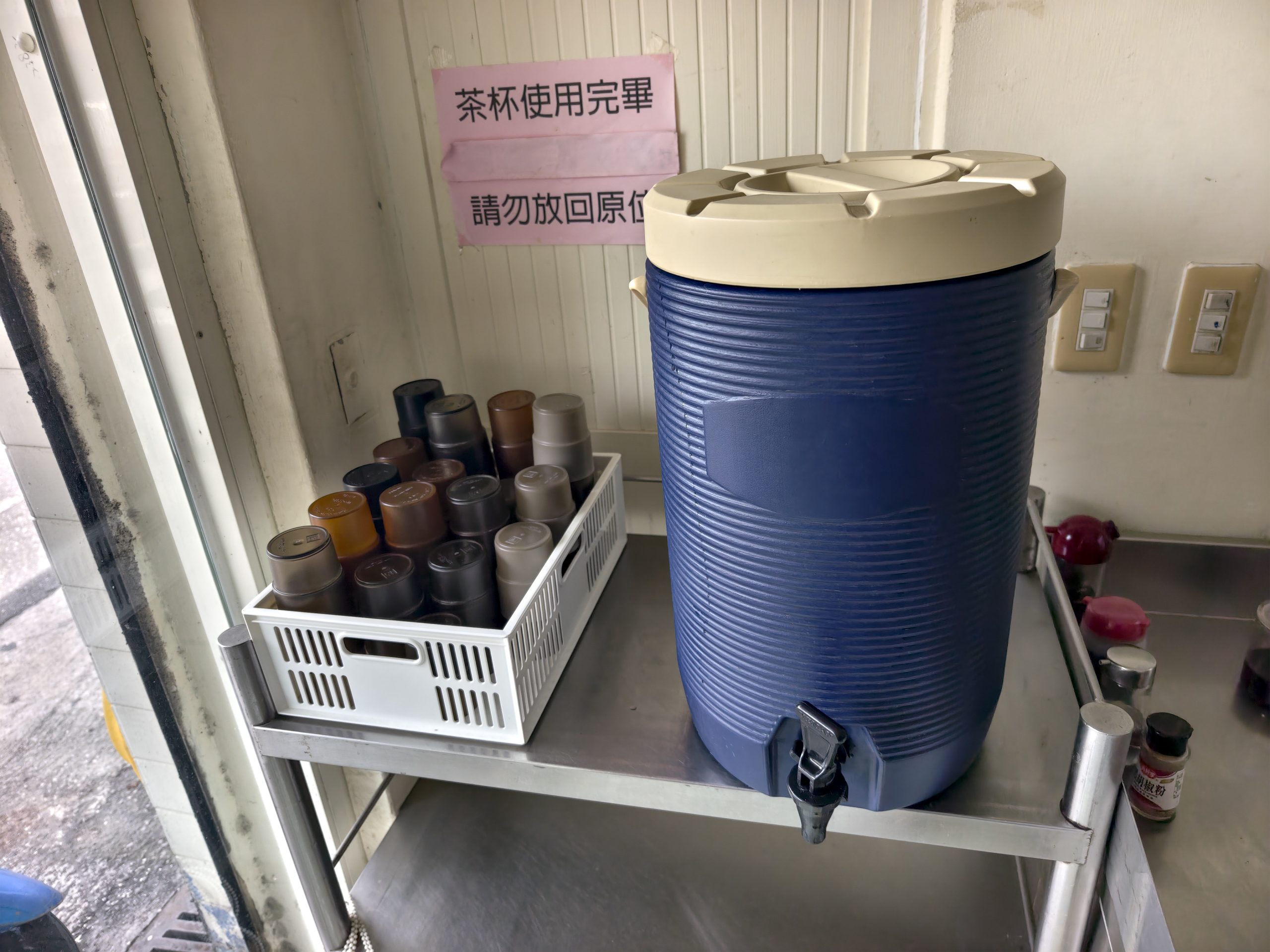 [花蓮美食]元味牛肉麵: 花蓮麵店這家真大碗，推薦秘製香料牛肉麵片，水餃真大!
