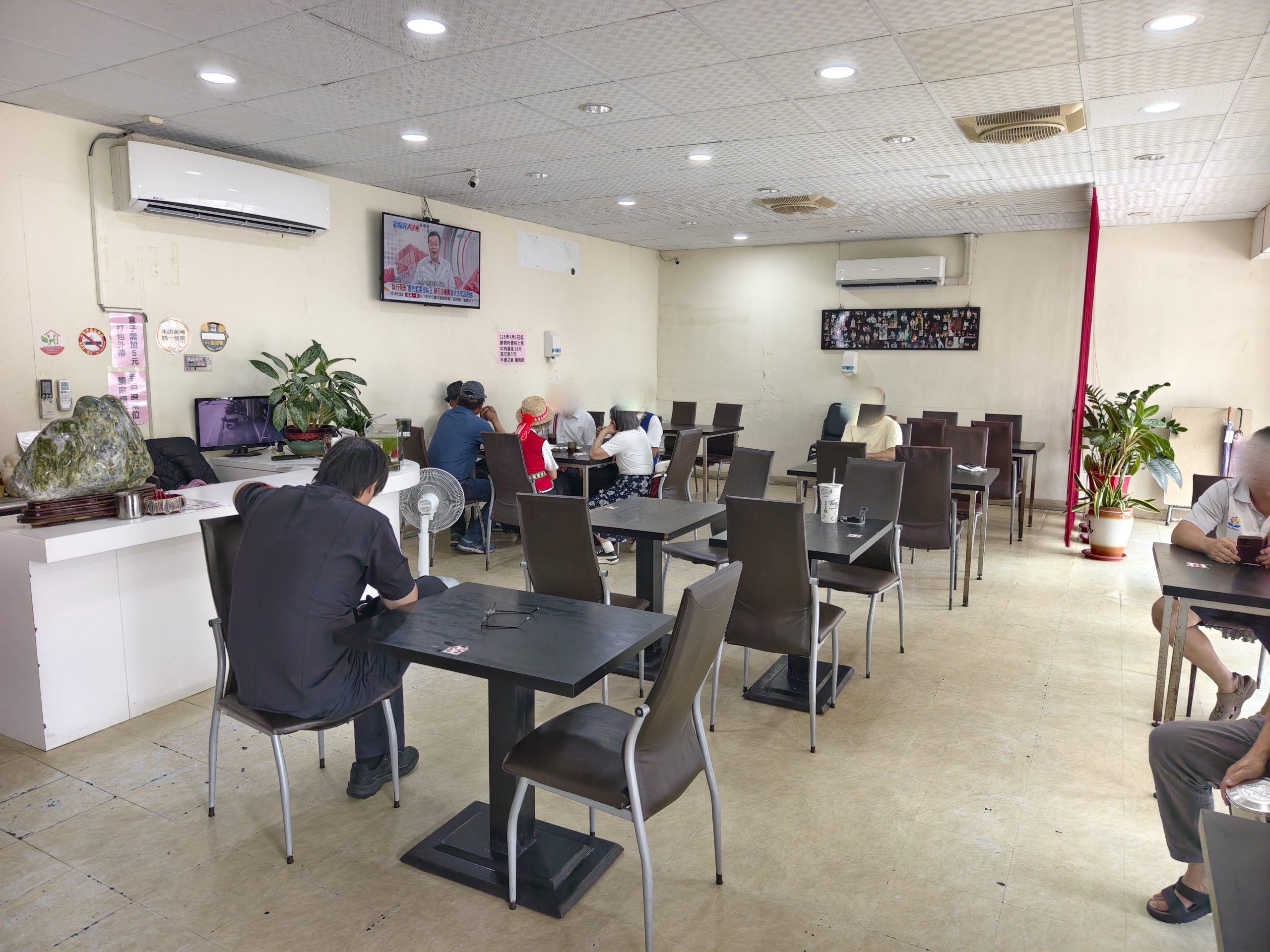 [花蓮美食]元味牛肉麵: 花蓮麵店這家真大碗，推薦秘製香料牛肉麵片，水餃真大!