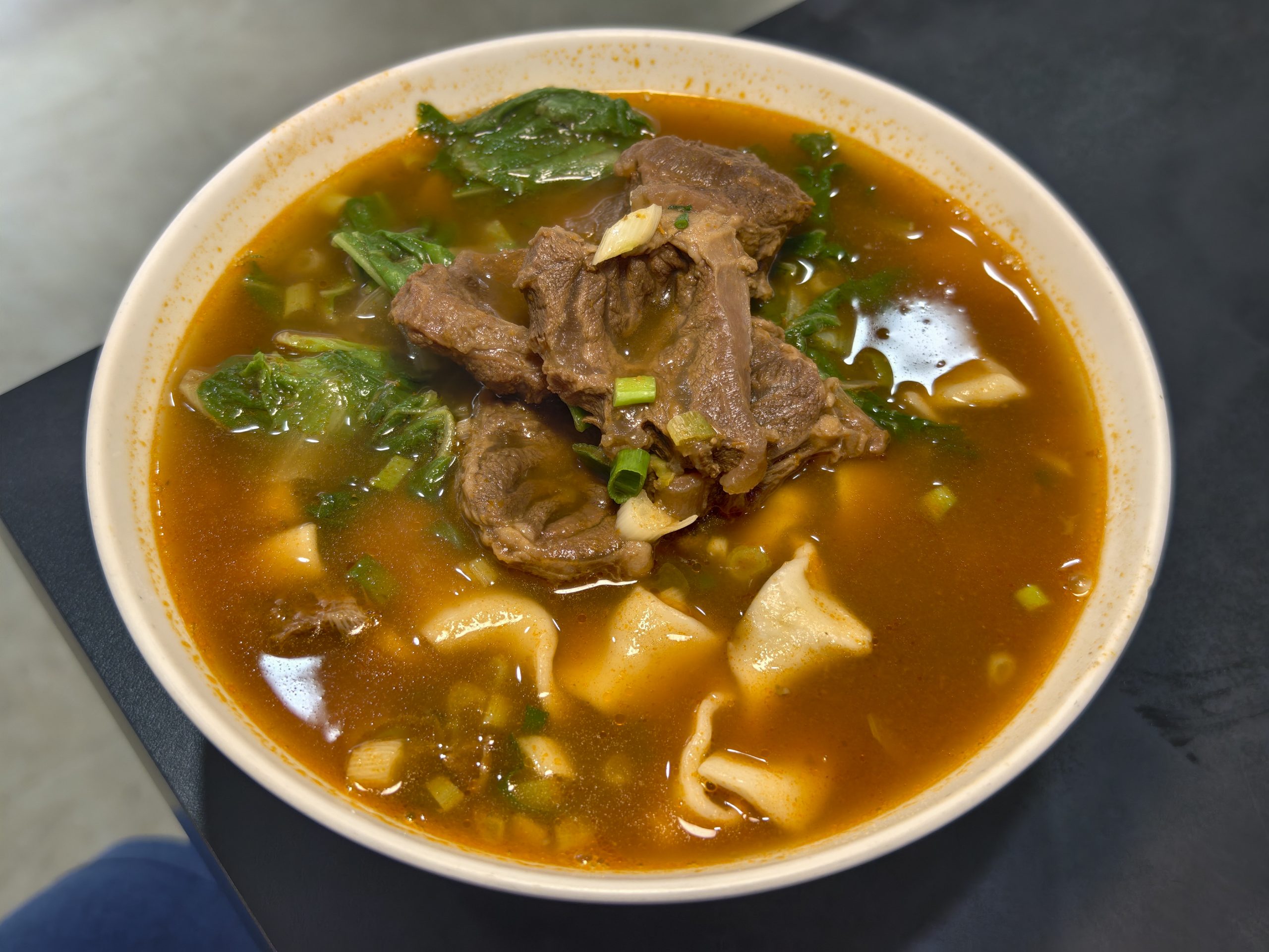 [花蓮美食]元味牛肉麵: 花蓮麵店這家真大碗，推薦秘製香料牛肉麵片，水餃真大!