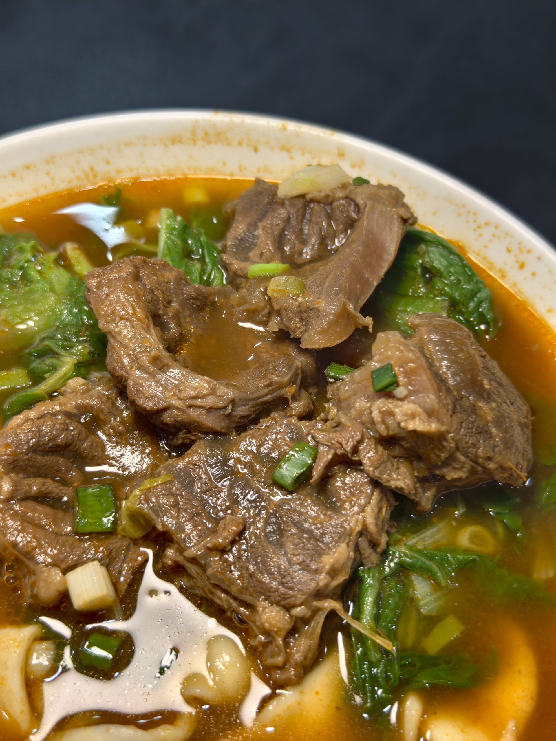 [花蓮美食]元味牛肉麵: 花蓮麵店這家真大碗，推薦秘製香料牛肉麵片，水餃真大!