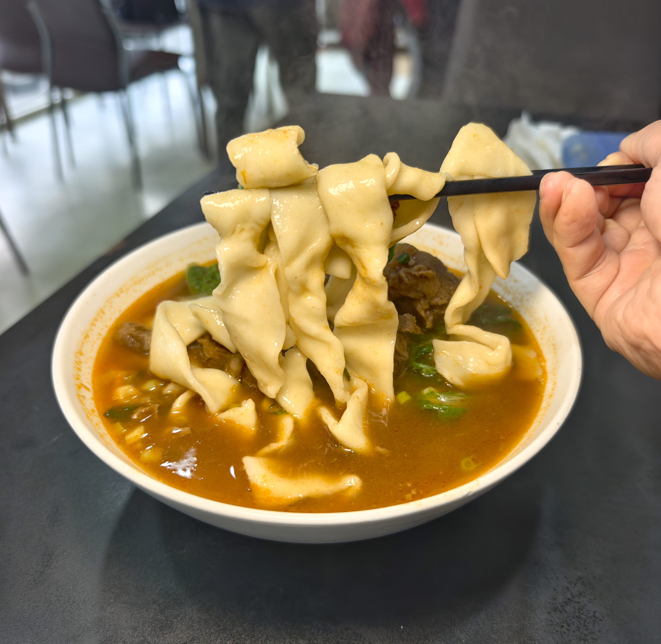 [花蓮美食]元味牛肉麵: 花蓮麵店這家真大碗，推薦秘製香料牛肉麵片，水餃真大!