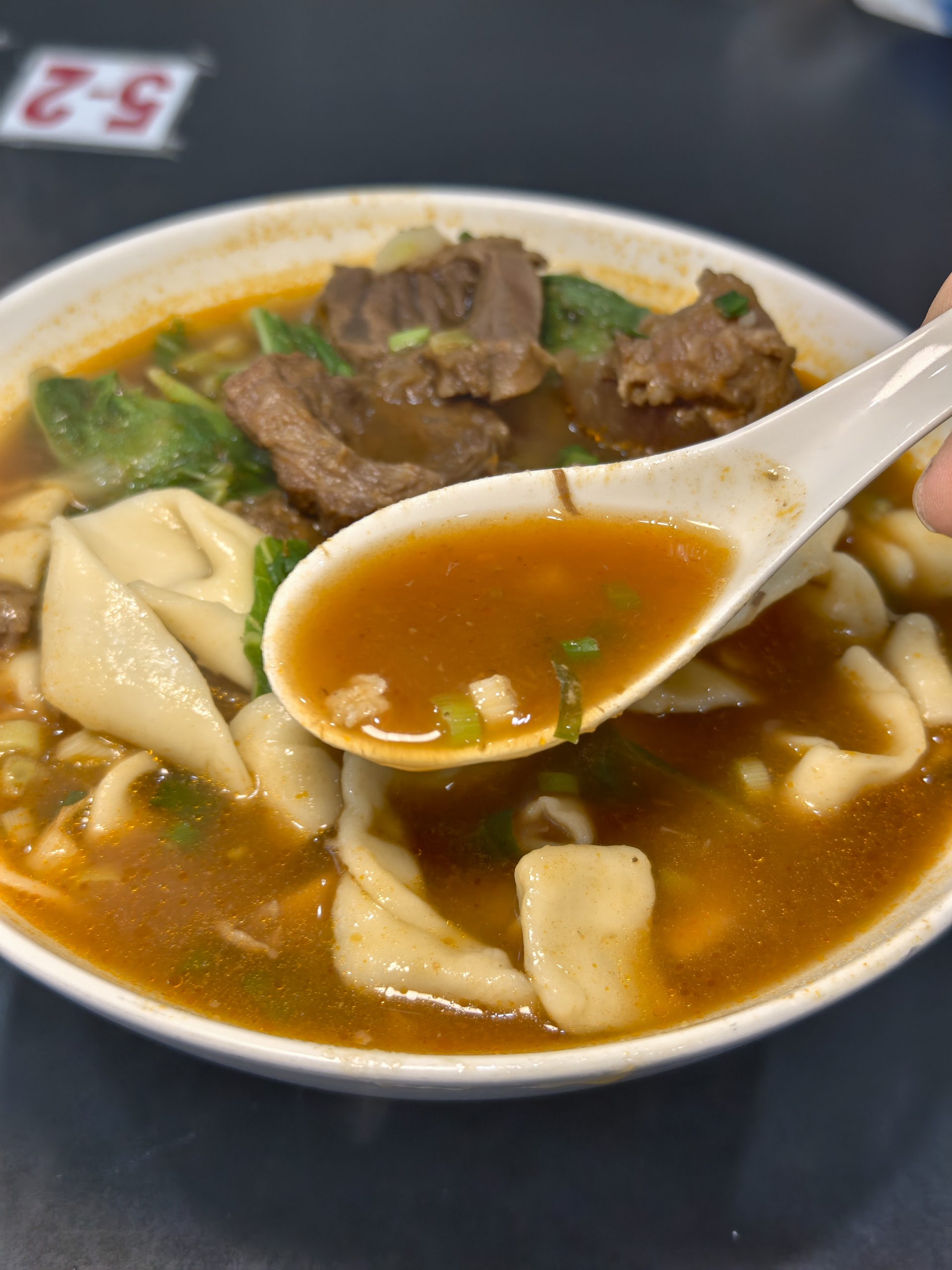 [花蓮美食]元味牛肉麵: 花蓮麵店這家真大碗，推薦秘製香料牛肉麵片，水餃真大!