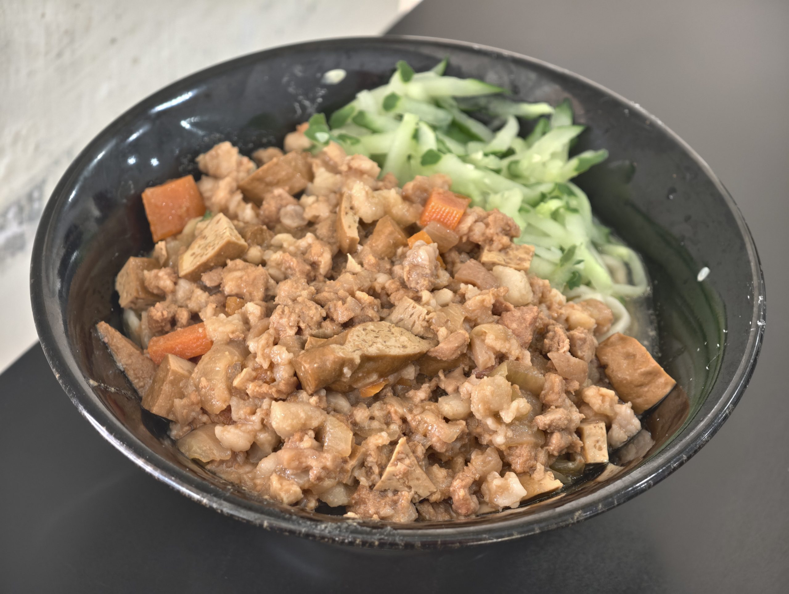 [花蓮美食]元味牛肉麵: 花蓮麵店這家真大碗，推薦秘製香料牛肉麵片，水餃真大!