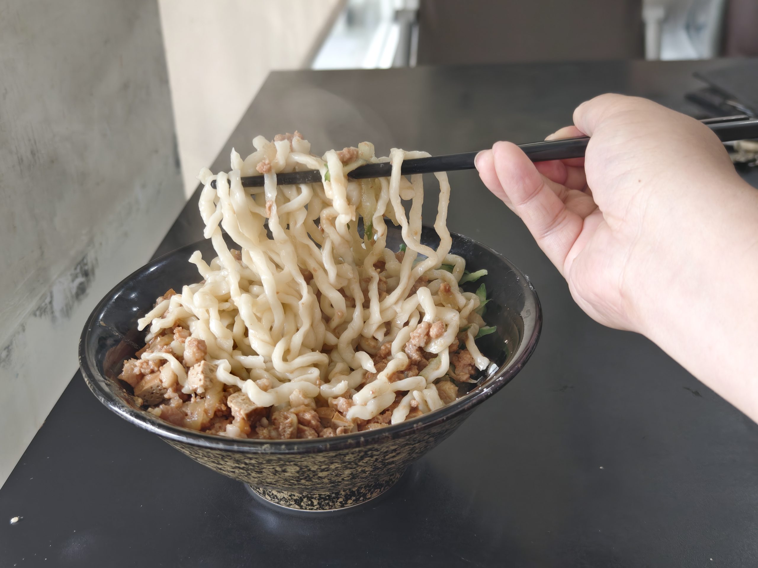 [花蓮美食]元味牛肉麵: 花蓮麵店這家真大碗，推薦秘製香料牛肉麵片，水餃真大!