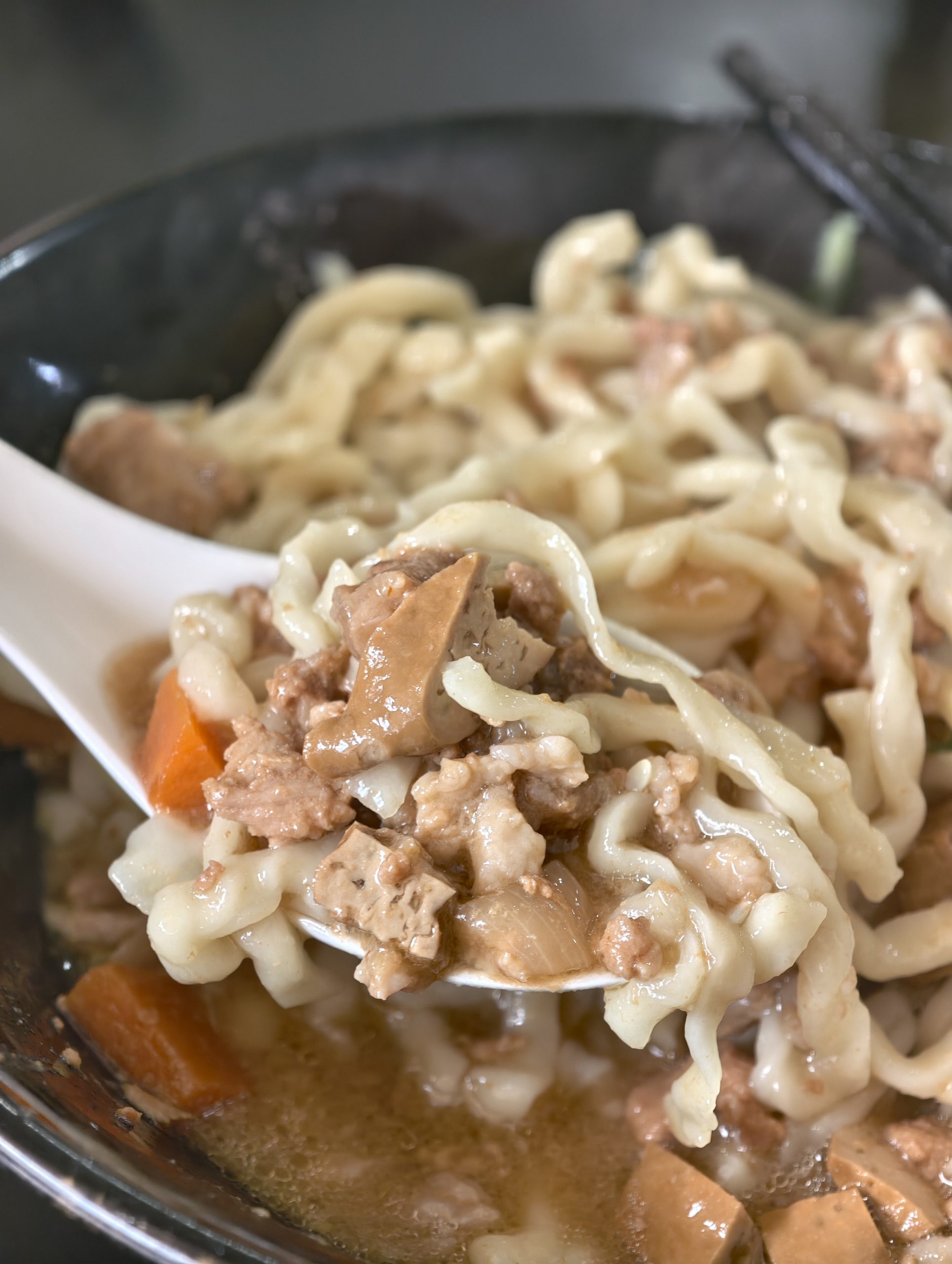[花蓮美食]元味牛肉麵: 花蓮麵店這家真大碗，推薦秘製香料牛肉麵片，水餃真大!