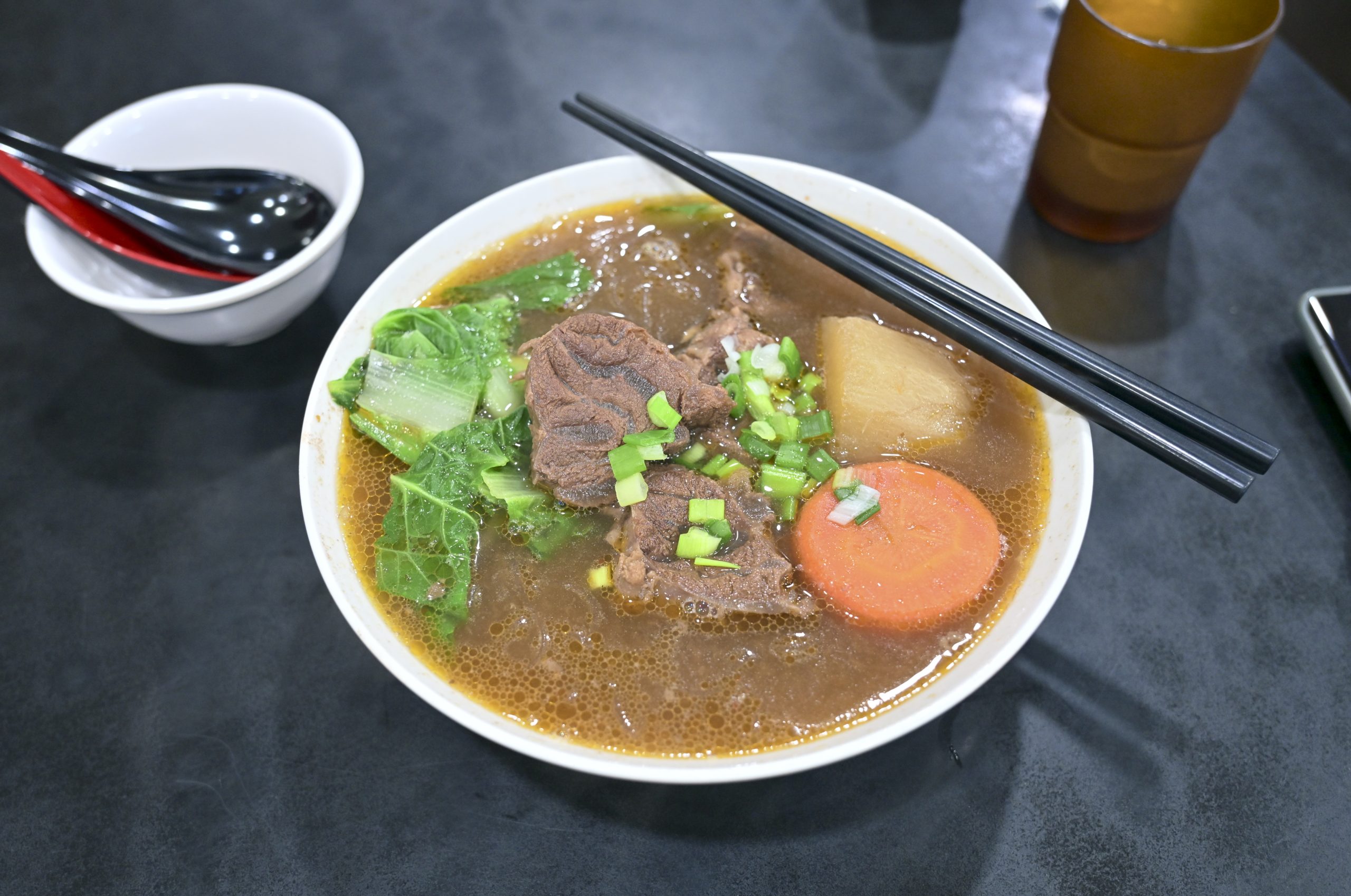 [花蓮美食]元味牛肉麵: 花蓮麵店這家真大碗，推薦秘製香料牛肉麵片，水餃真大!