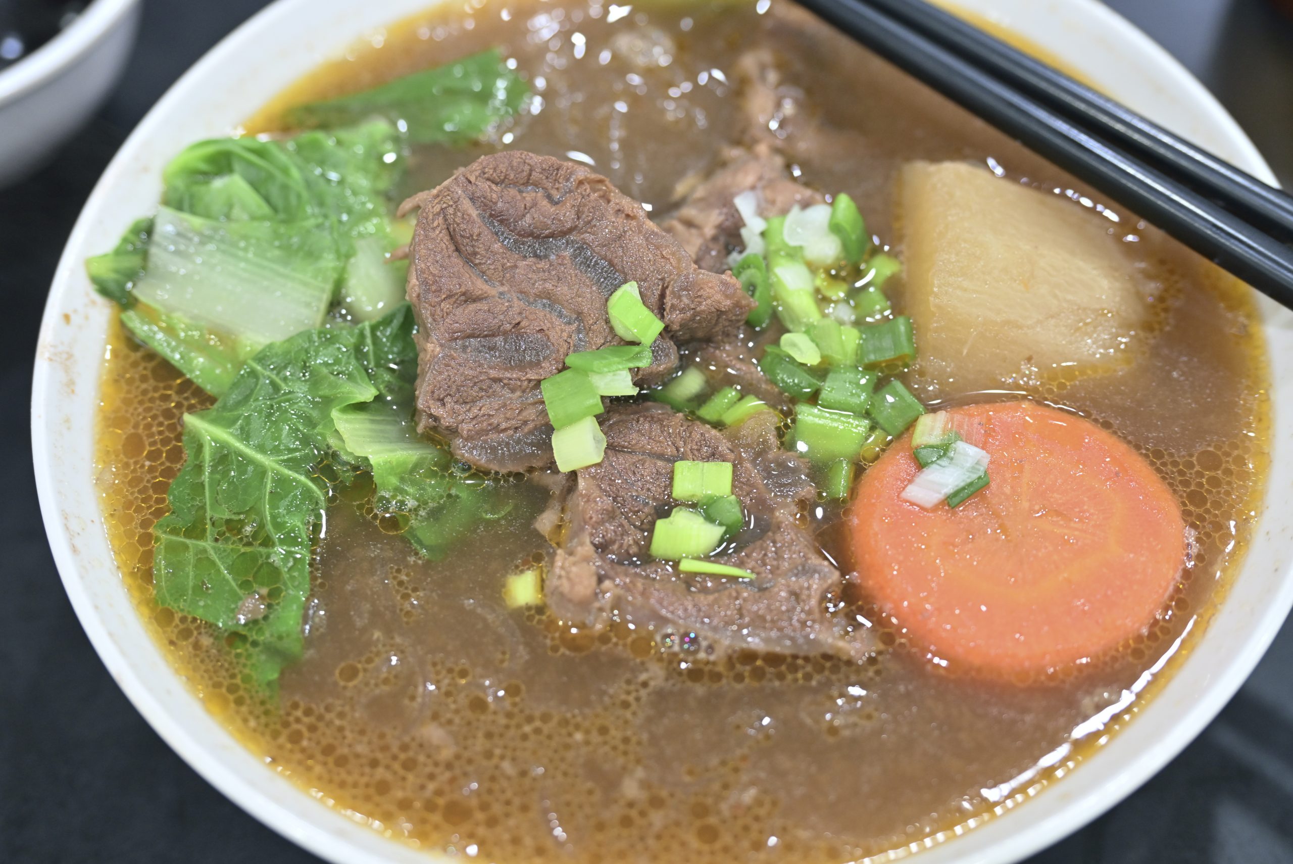 [花蓮美食]元味牛肉麵: 花蓮麵店這家真大碗，推薦秘製香料牛肉麵片，水餃真大!